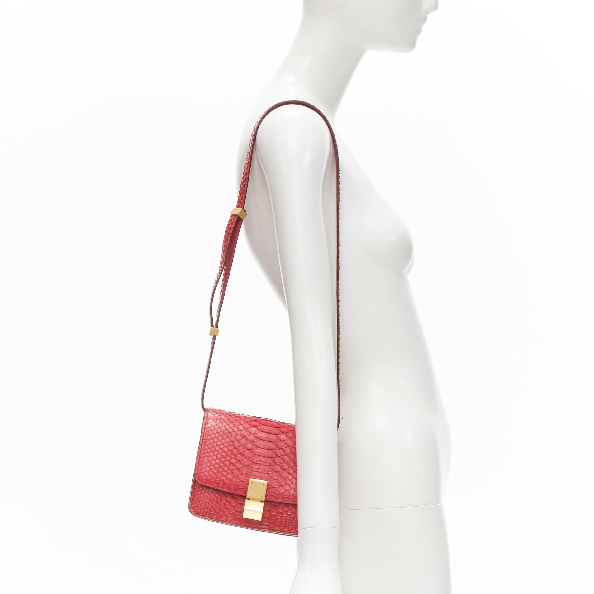 OLD CELINE Small Classic Box Bag red scalred leather gold clasp crossbody bag
Brand: Celine
Designer: Phoebe Philo
Model: Small Classic Box Bag
Material: Leather
Color: Red
Pattern: Solid
Closure: Clasp
Extra Detail: Scaled leather in red. Antique