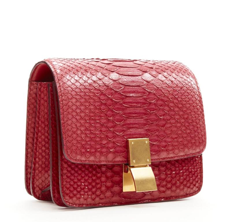 OLD CELINE Small Classic Box Bag red scalred leather gold clasp crossbody bag
Reference: TGAS/C01211
Brand: Celine
Designer: Phoebe Philo
Model: Small Classic Box Bag
Material: Leather
Color: Red, Gold
Pattern: Solid
Closure: Clasp
Lining: 