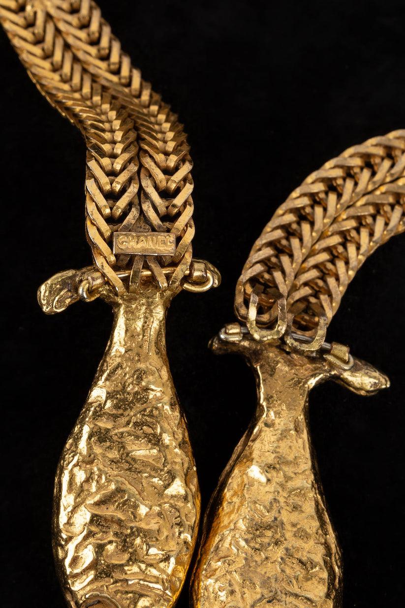 Chanel -Cinturón de metal dorado rematado con una hebilla de pez.

Más información: 
Dimensiones: Longitud: 87,5 cm
Estado: Muy buen estado
Número de referencia del vendedor CCB111