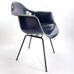 Charles Eames Modernica Los Angeles fauteuil à assise en fibre de verre indigo