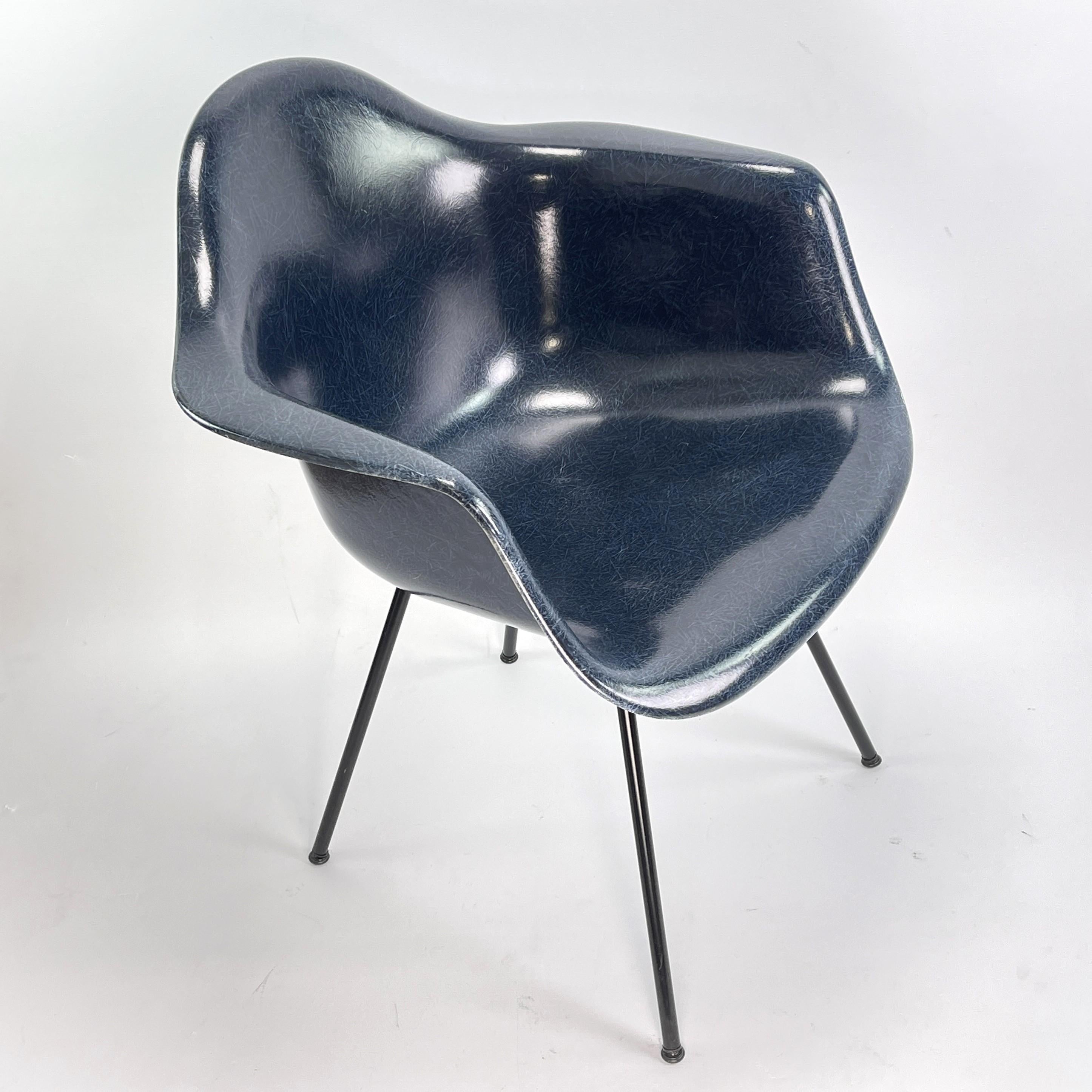 Bauhaus Charles Eames Modernica Los Angeles fauteuil à assise en fibre de verre indigo en vente