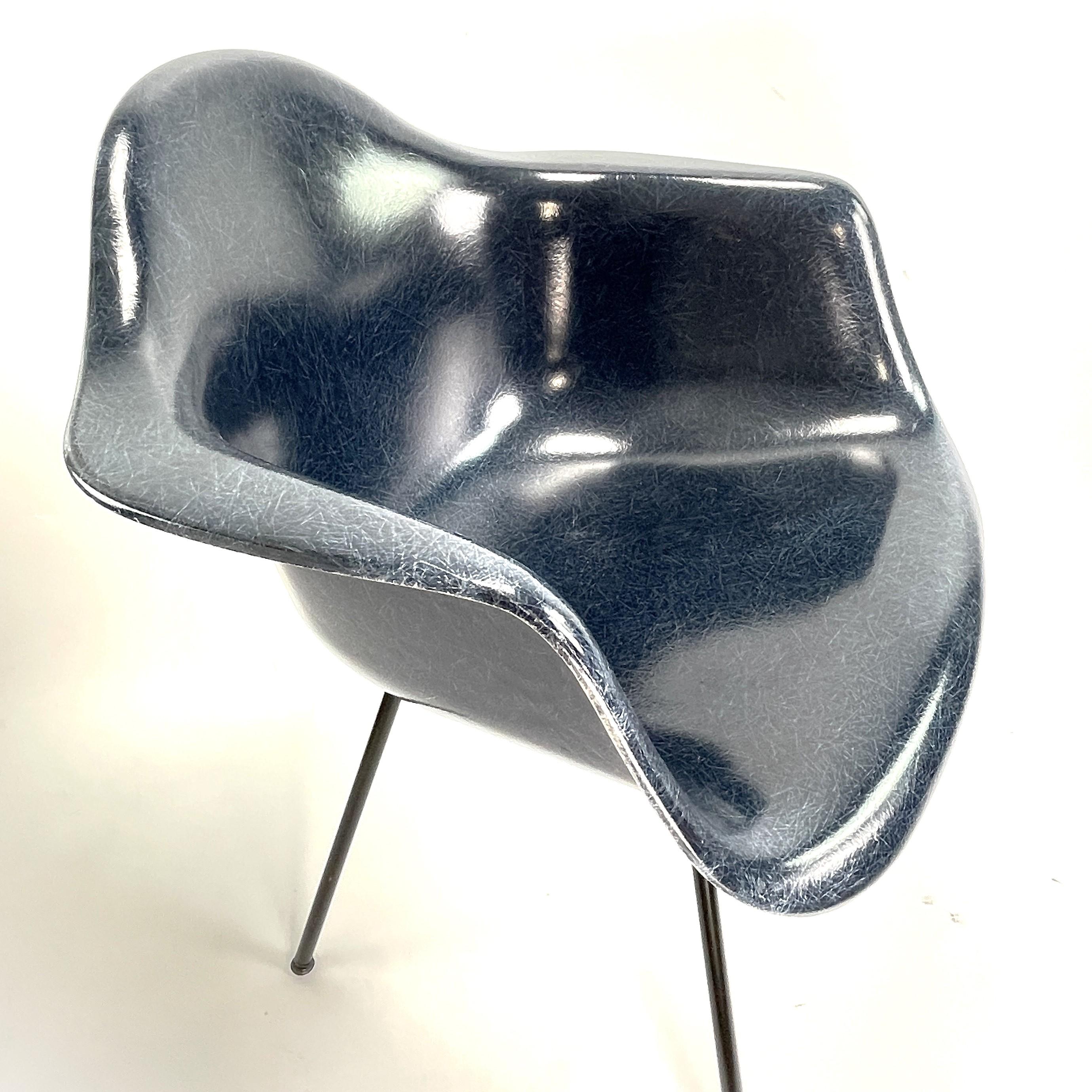 old Charles Eames Modernica Los Angeles Armchair Seat Fibreglass Chair Indigo In Good Condition For Sale In Saarburg, RP
