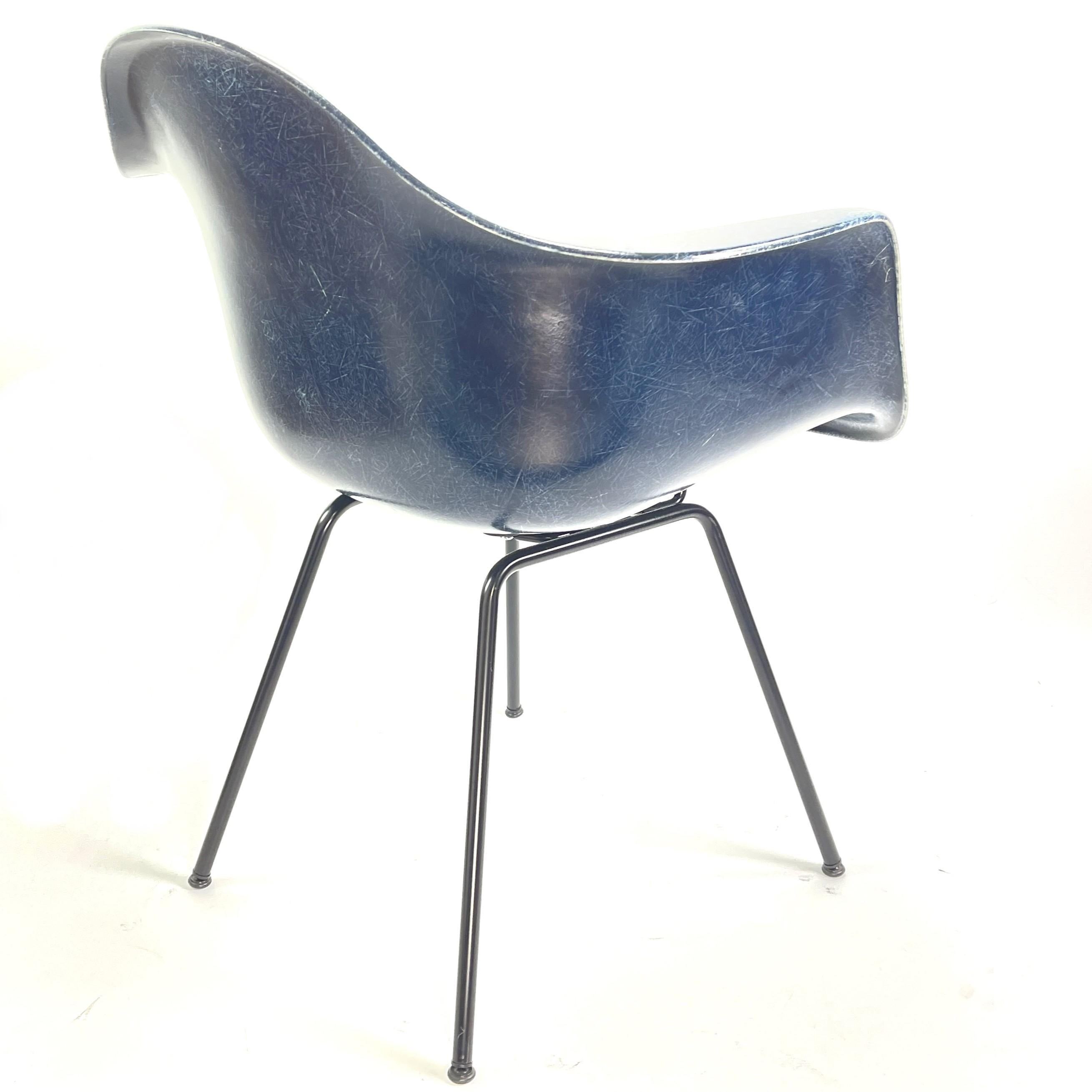 20ième siècle Charles Eames Modernica Los Angeles fauteuil à assise en fibre de verre indigo en vente