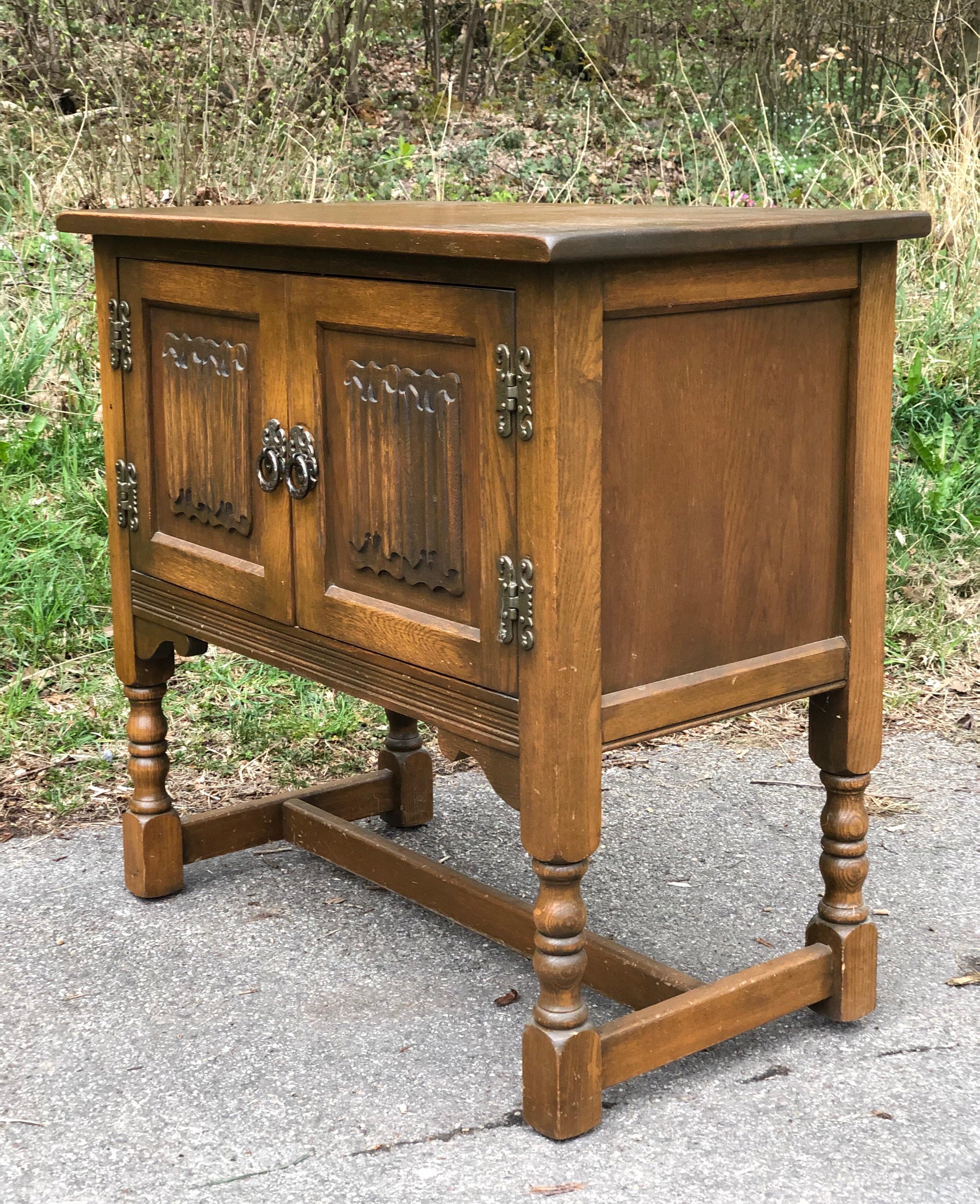The design inspiration for Old Charm comes from the Tudor and Elizabethan era – a golden age in England’s history where cabinet-making skills and craftsmanship came to the fore. Today we still use traditional cabinetry techniques such as dovetailing