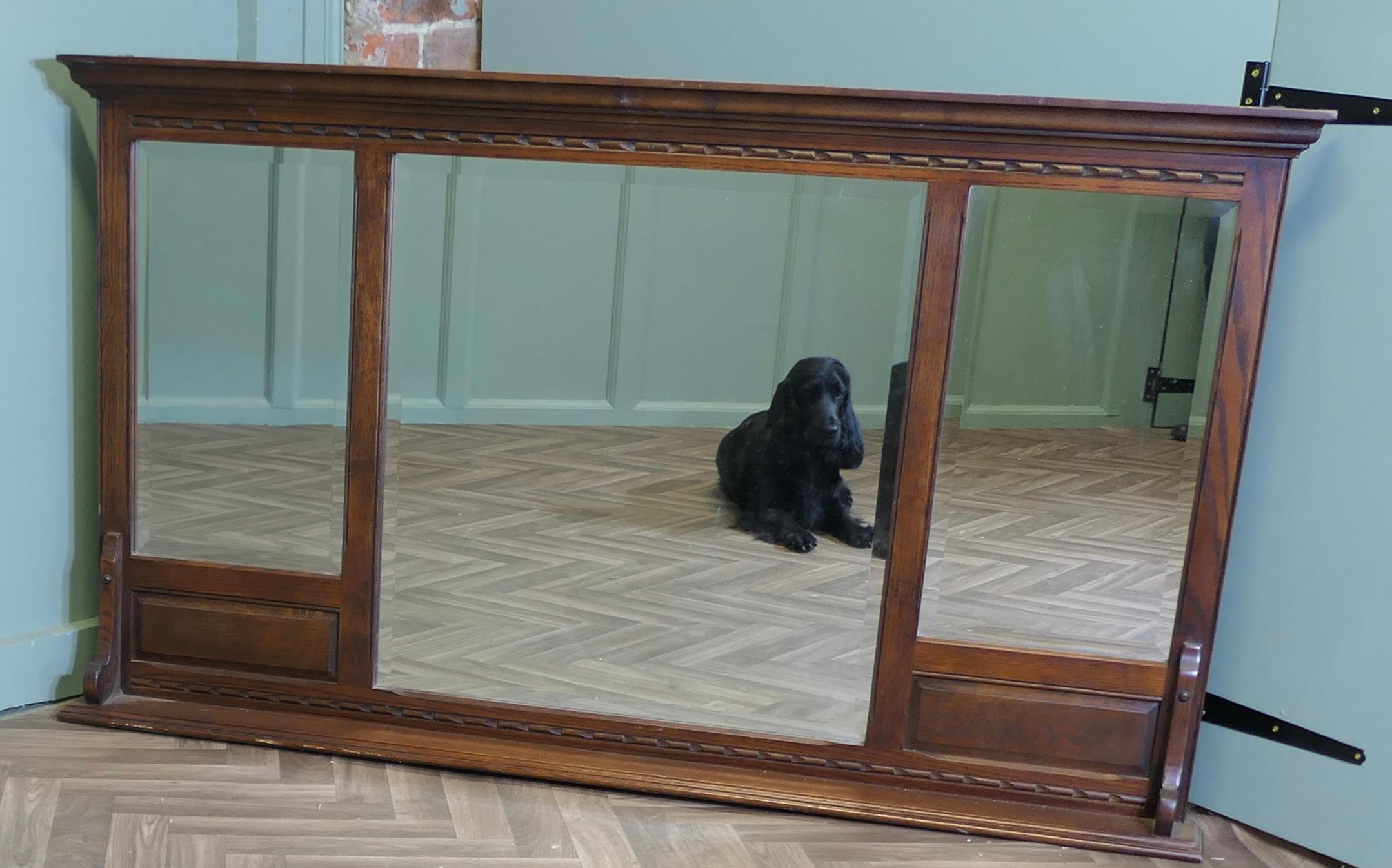 Trumeau en chêne vieux charme, triple miroir 

Il s'agit d'une grande pièce de qualité en chêne, avec une petite décoration sculptée et 3 miroirs rectangulaires biseautés. Le trumeau est en bon état. Il mesure 34 pouces de haut, 60 pouces de large