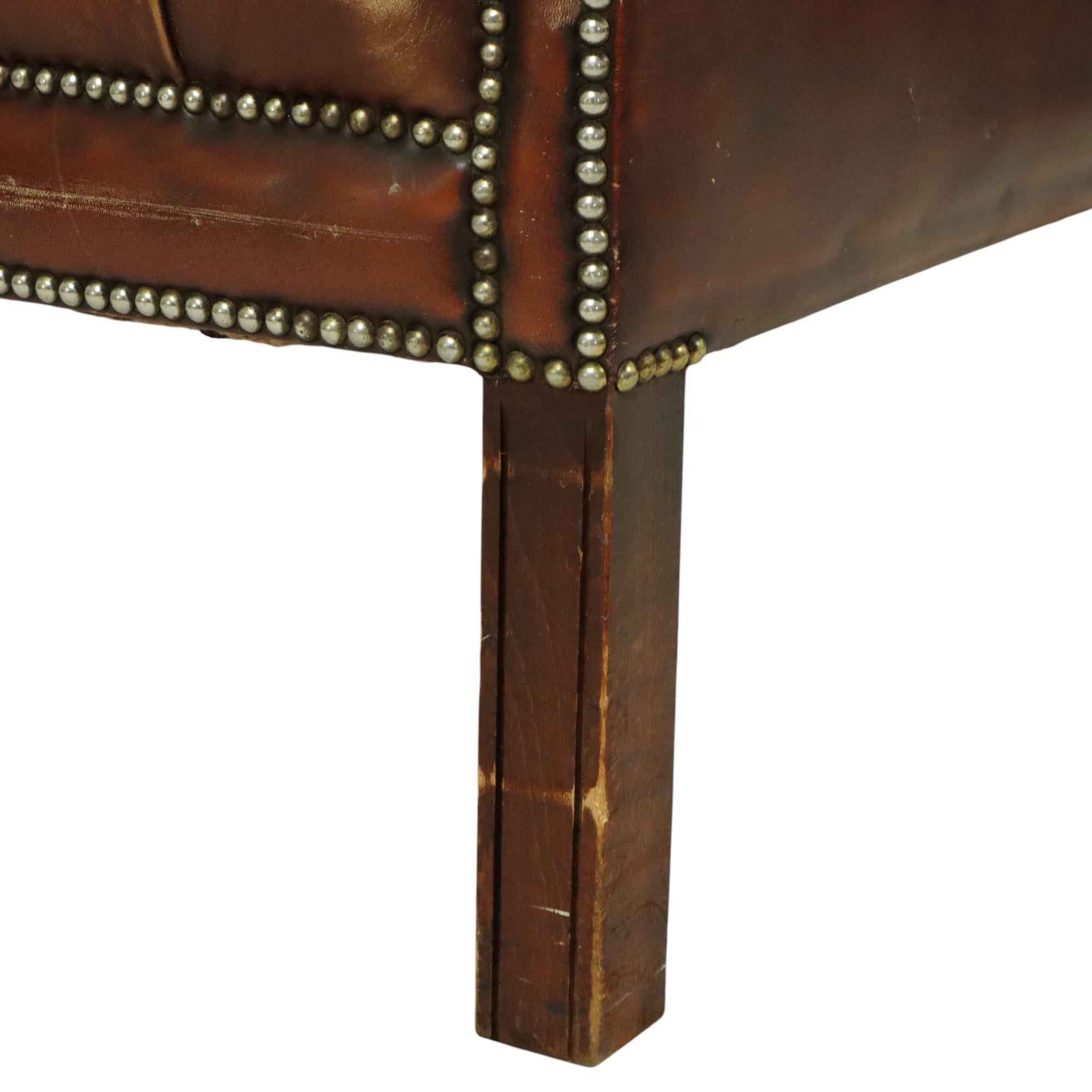 Alter Chesterfield Sessel Brauner Leder Ohrensessel im Angebot 2