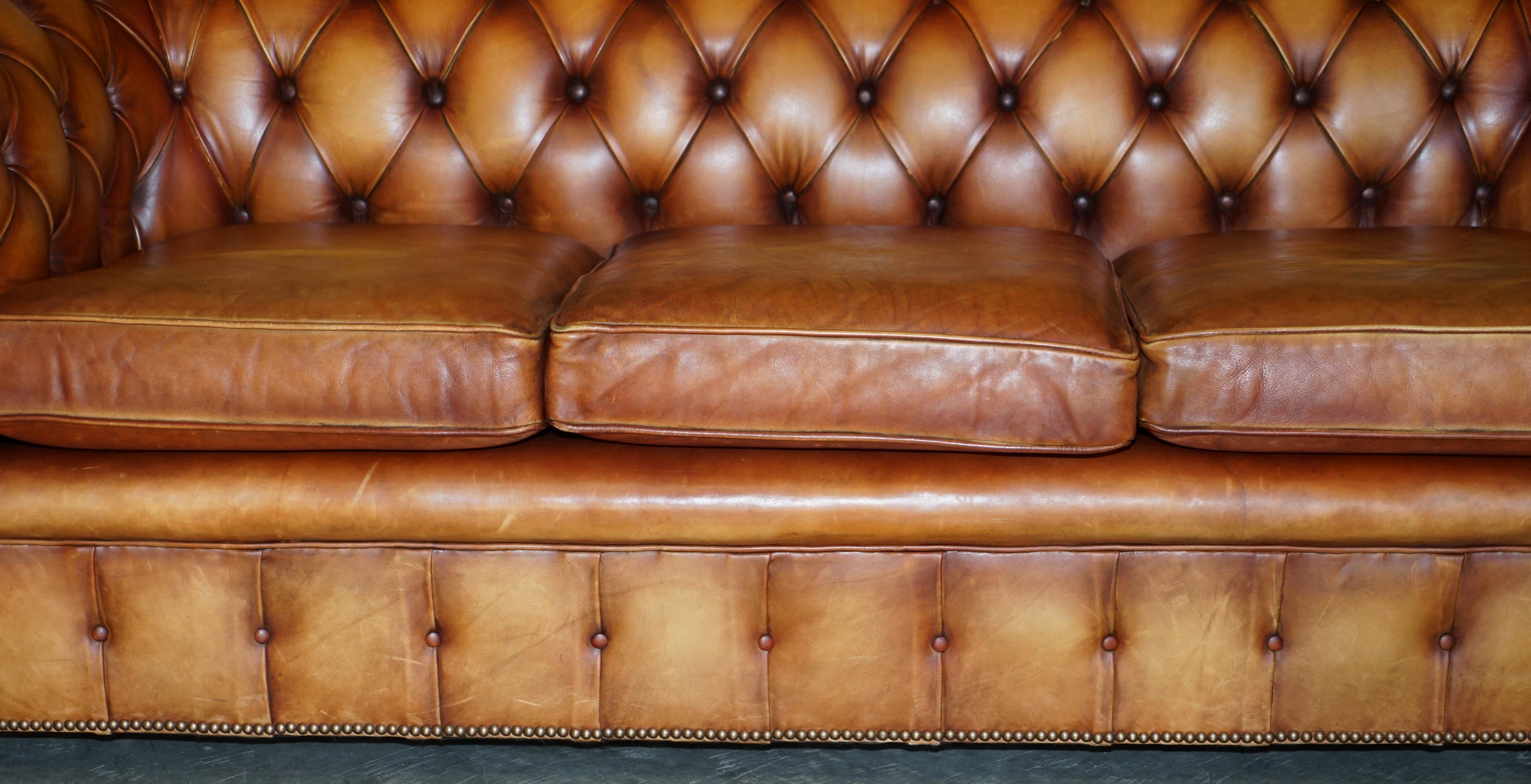 Old Chesterfield Club Three Piece Sofa & Pair of Armchairs Suite Brown Leder im Angebot 10