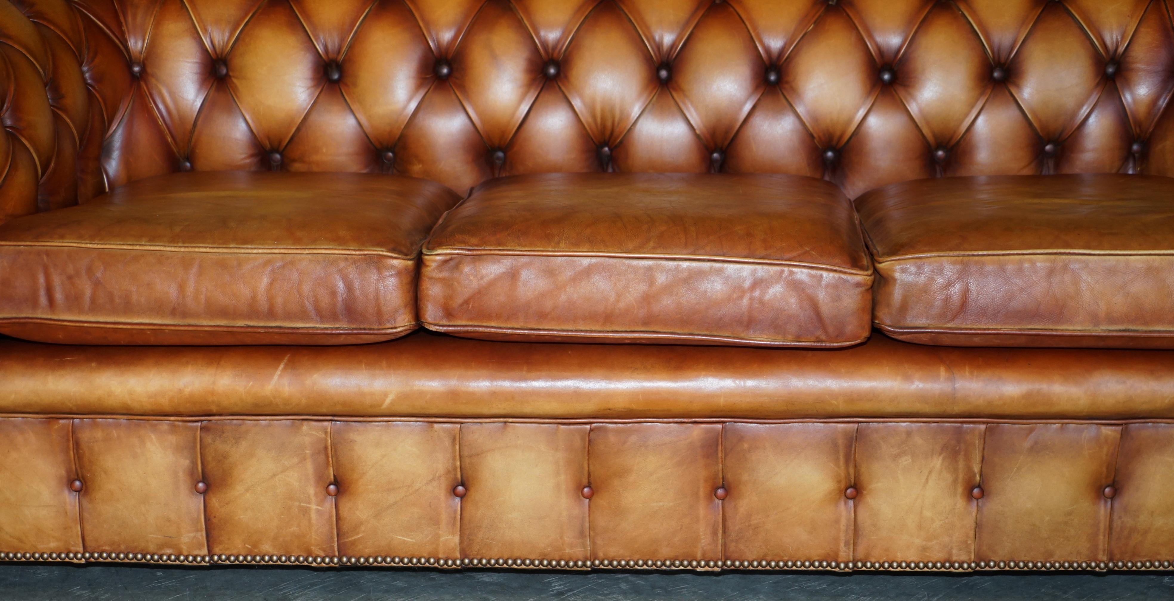 Old Chesterfield Club Canapé trois pièces et paire de fauteuils Suite en cuir Brown en vente 8