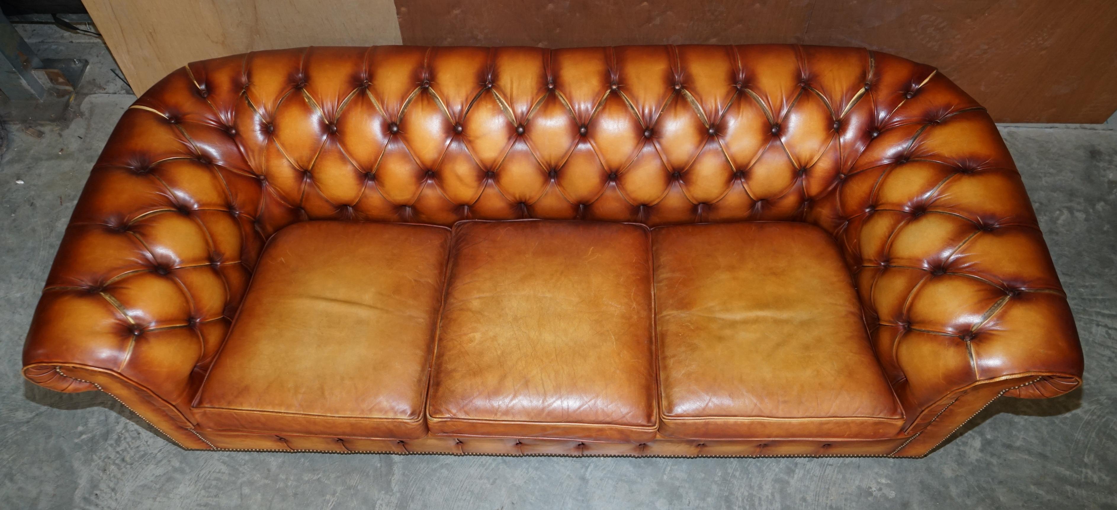 Old Chesterfield Club Canapé trois pièces et paire de fauteuils Suite en cuir Brown en vente 9