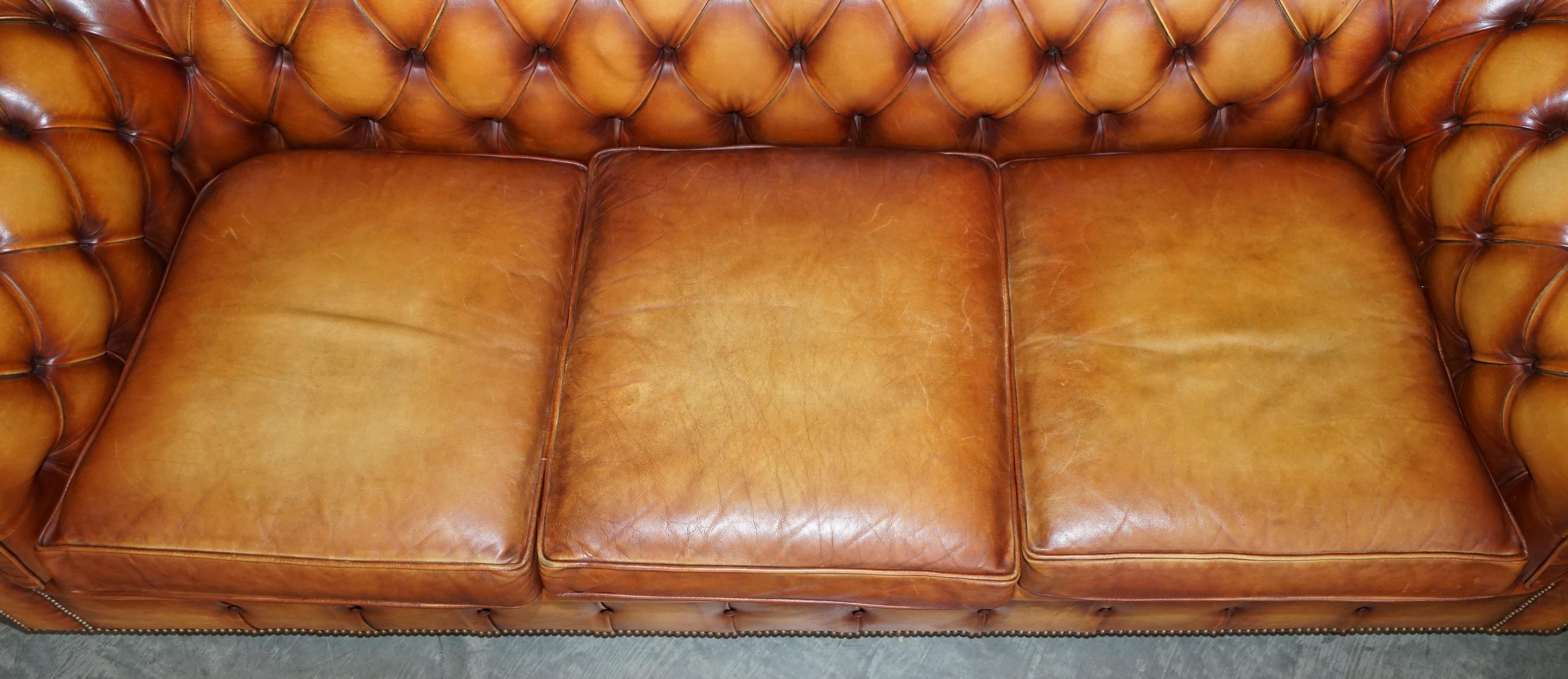 Old Chesterfield Club Three Piece Sofa & Pair of Armchairs Suite Brown Leder im Angebot 12