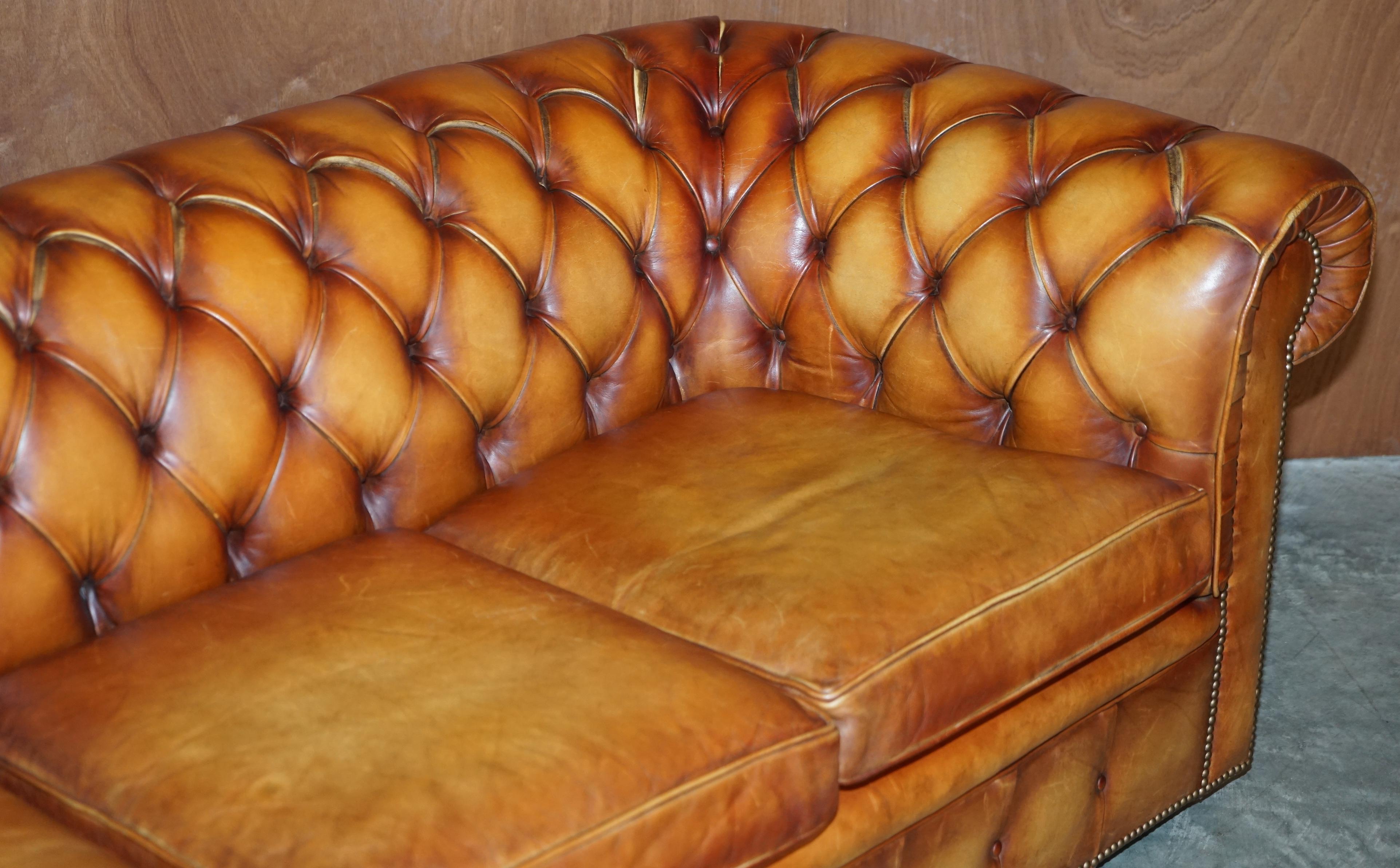 Old Chesterfield Club Three Piece Sofa & Pair of Armchairs Suite Brown Leder im Angebot 13