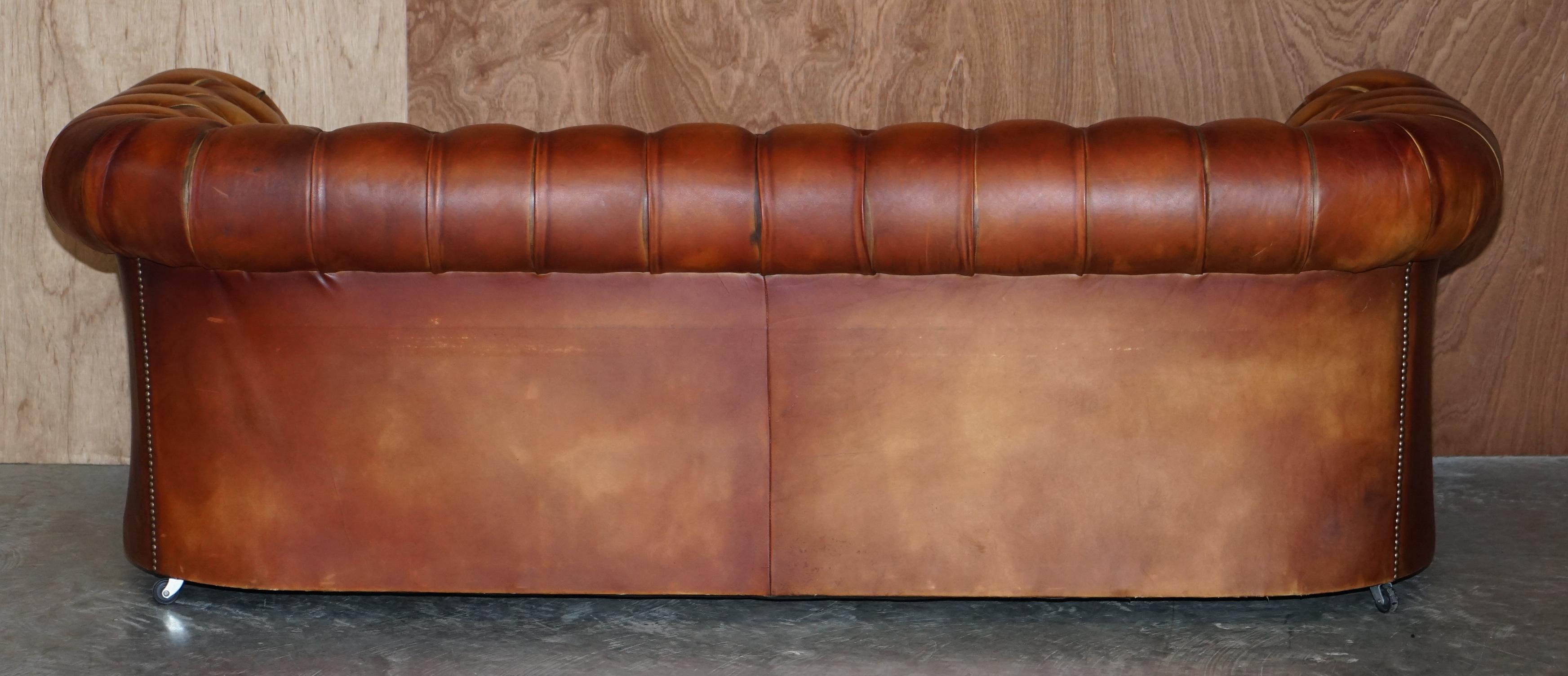 Old Chesterfield Club Canapé trois pièces et paire de fauteuils Suite en cuir Brown en vente 13