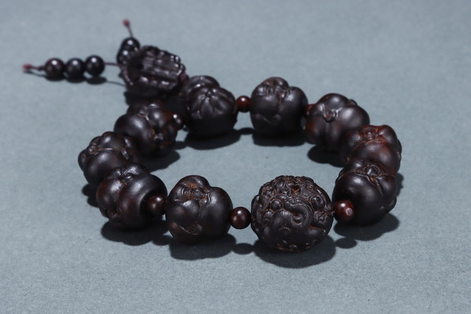 Antiguo tallado chino de madera de agar Buda Discípulo Pulseras Pareja en venta 1