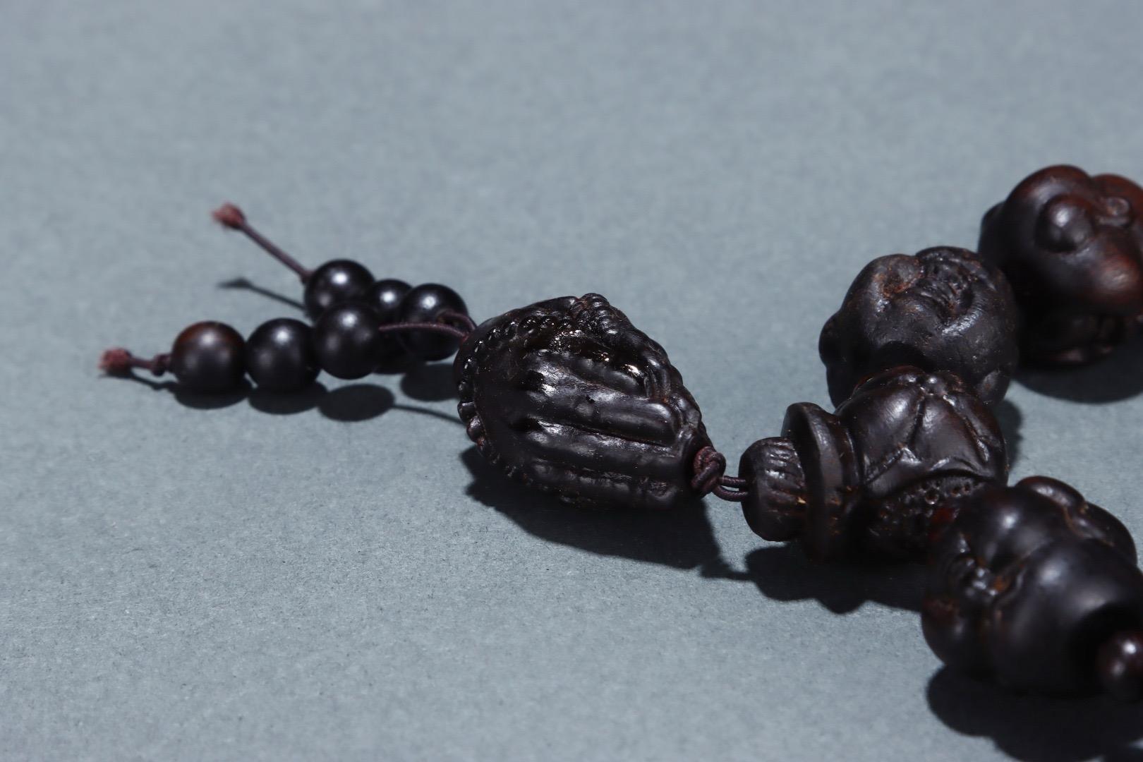 Antiguo tallado chino de madera de agar Buda Discípulo Pulseras Pareja en venta 3
