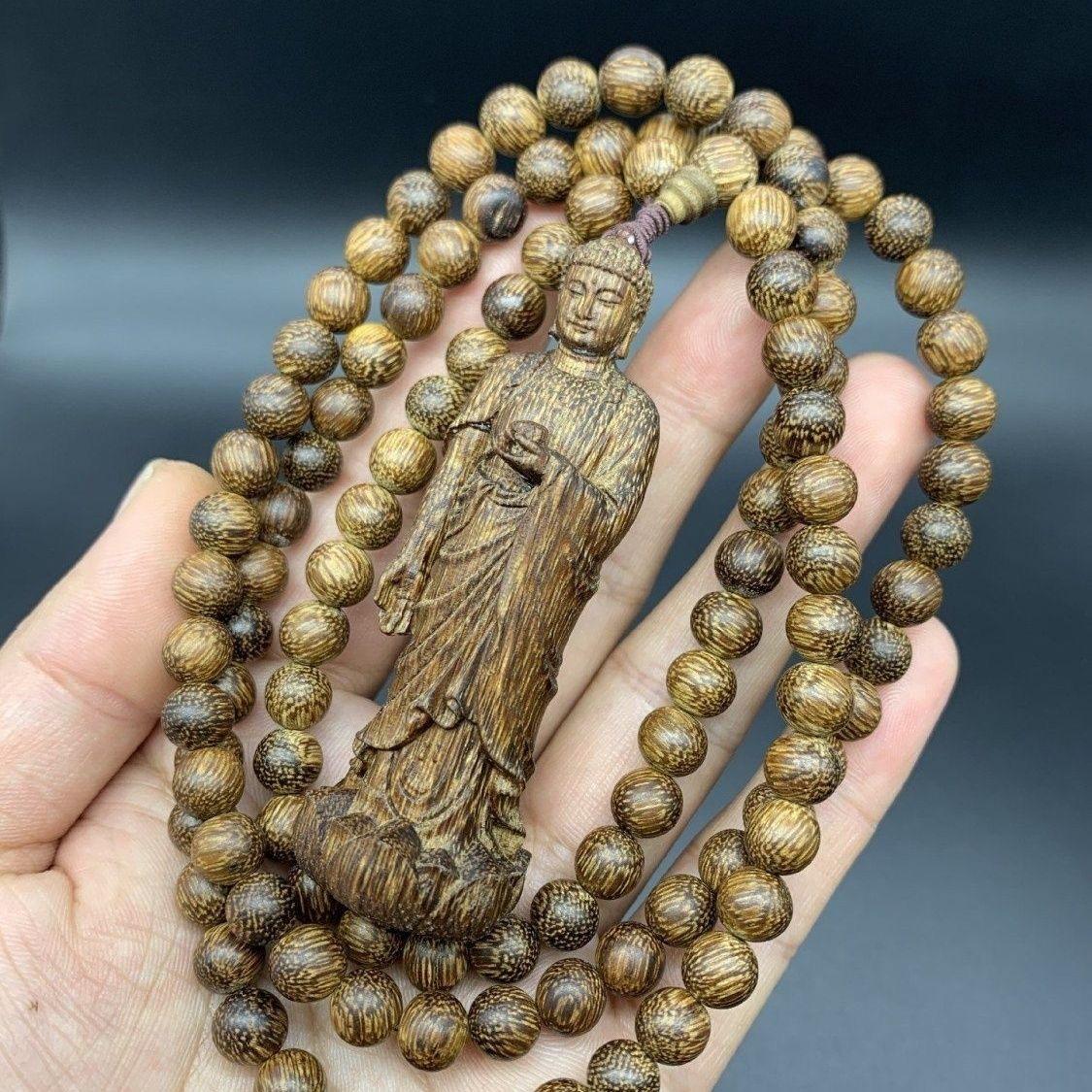 Old Chinese Agarwood Carving Stehende Buddha-Statue Anhänger & Perlen Halskette (19. Jahrhundert) im Angebot