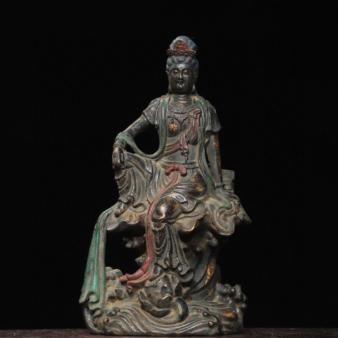 Statue de bodhisattva Guanyin en bronze de Chine ancienne - Symbole de la compassion, de la sérénité et de la sagesse divine

Faites entrer dans votre espace la présence de Guanyin, le vénéré bodhisattva de la compassion, représenté ici dans