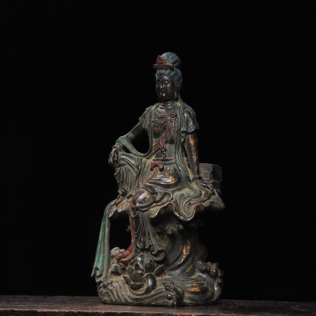 20ième siècle Bronze ancien chinois Guanyin Bodhisattva en position d'aisance royale en vente