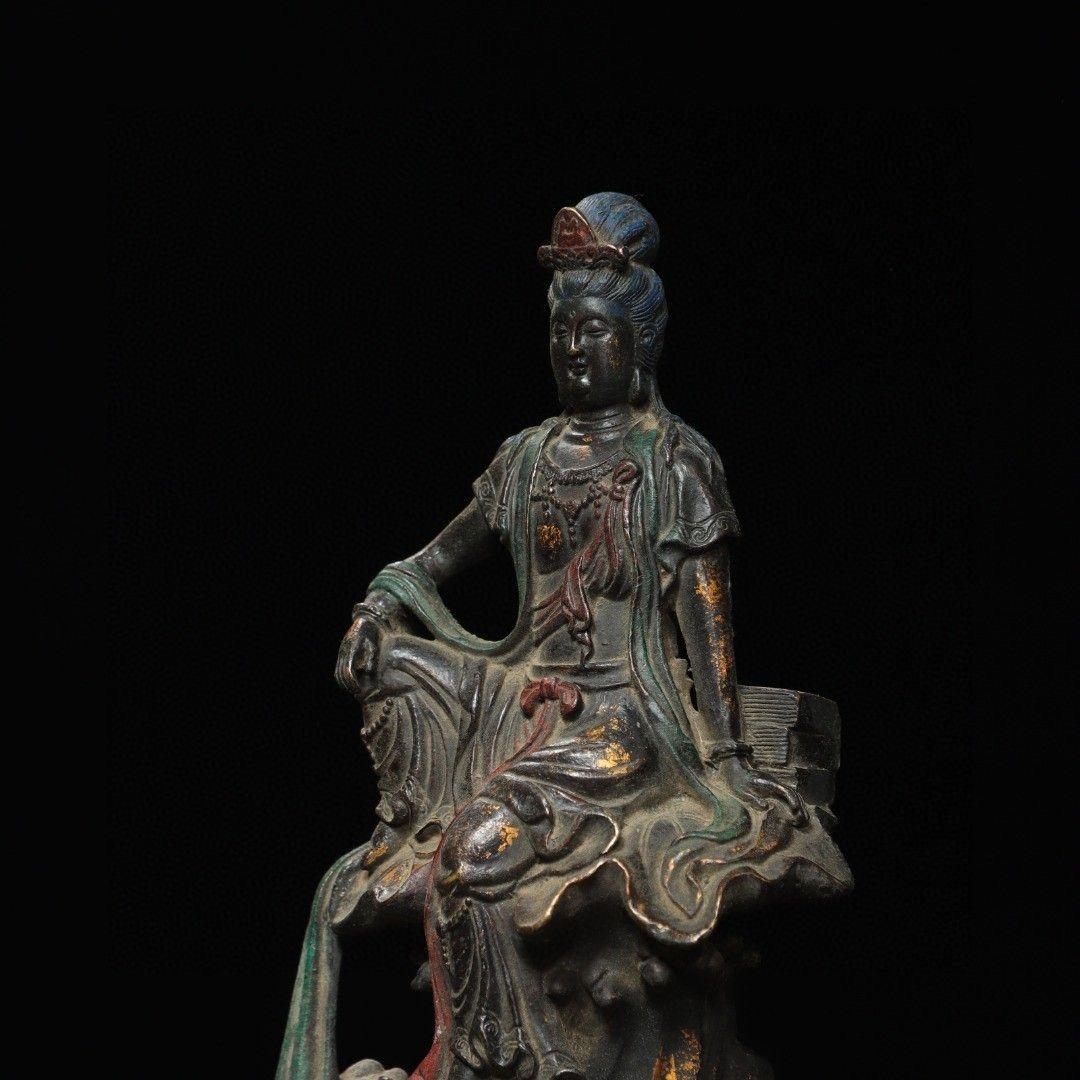 Bronze ancien chinois Guanyin Bodhisattva en position d'aisance royale en vente 1