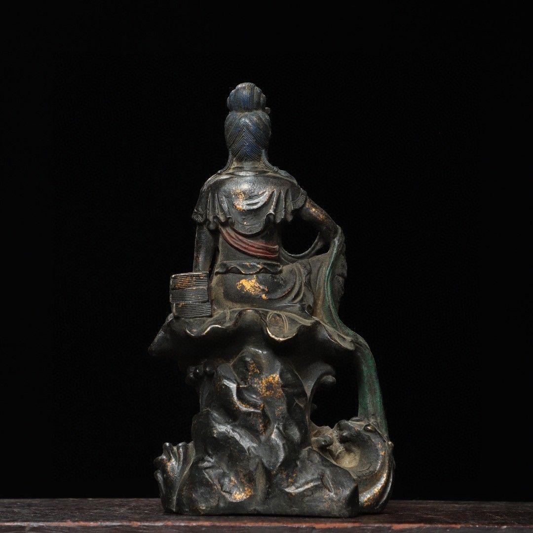 Bronze ancien chinois Guanyin Bodhisattva en position d'aisance royale en vente 4