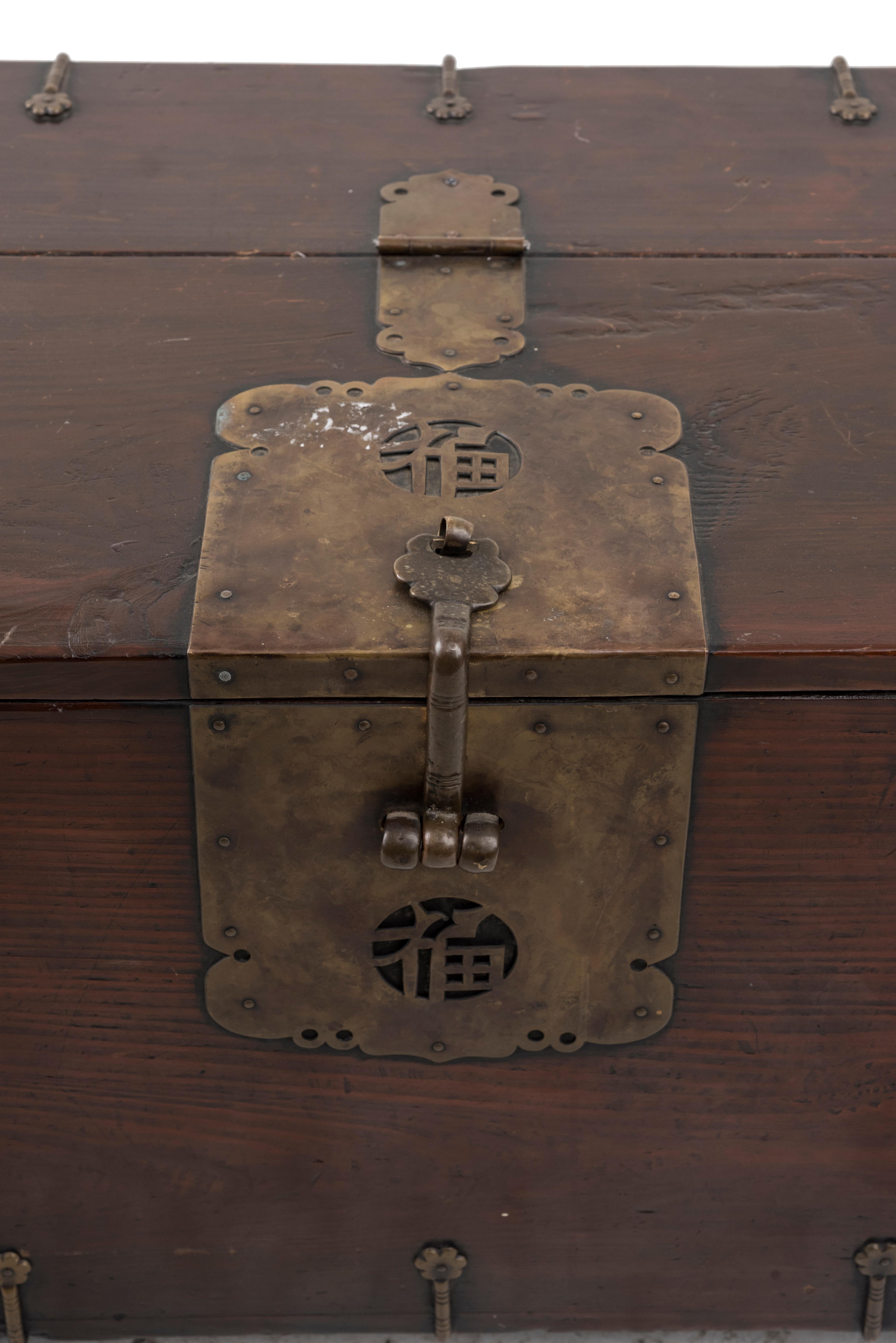 Old Chinese chest in wood with hinges. Decorative plates and bronze lock, 20th century.
Very good conditions.

This object is shipped from Italy. Under existing legislation, any object in Italy created over 70 years ago by an artist who has died