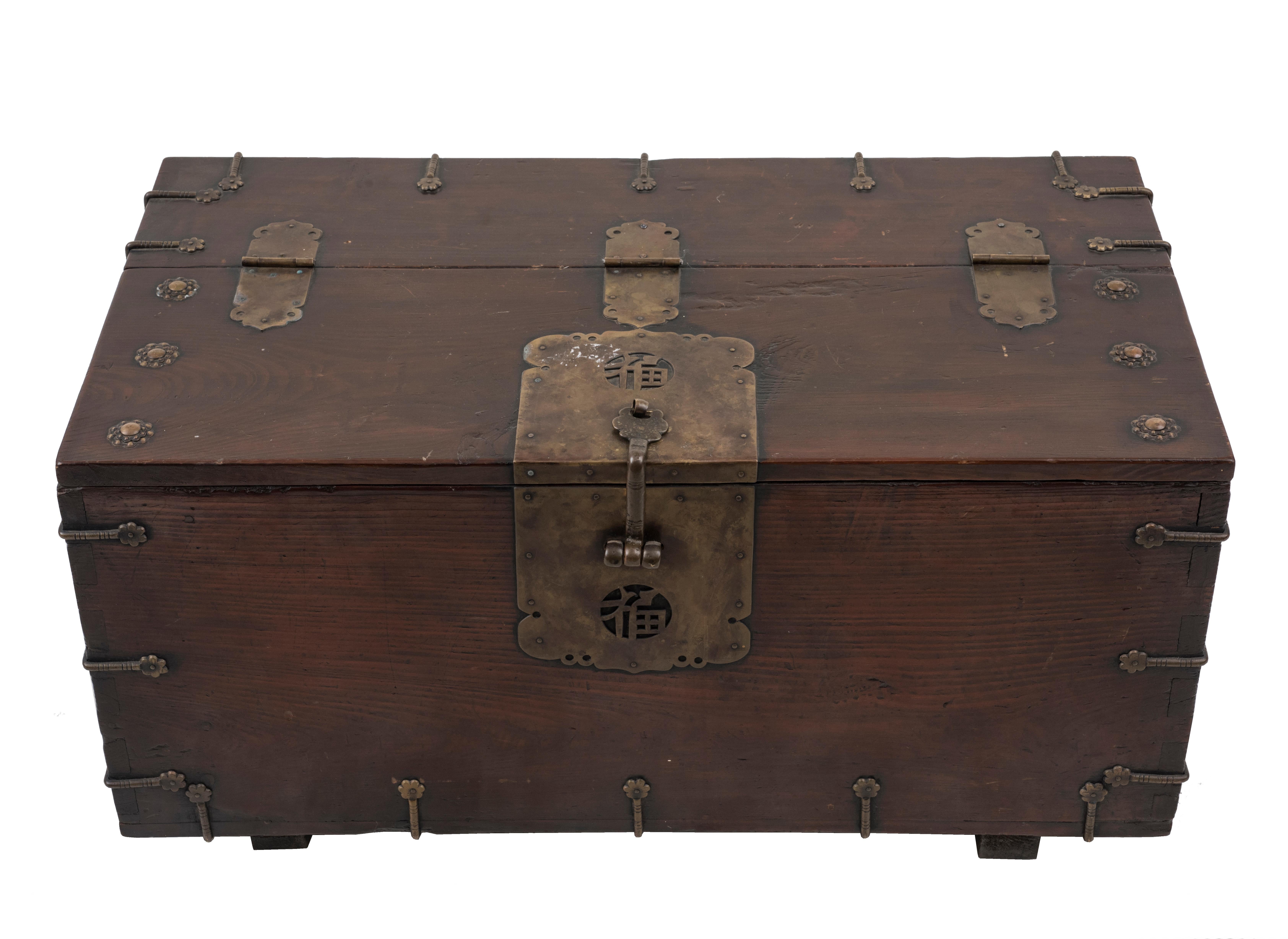 Old Chinese Chest in Wood with Decorations and Bronze Lock, 20th Century For Sale 2