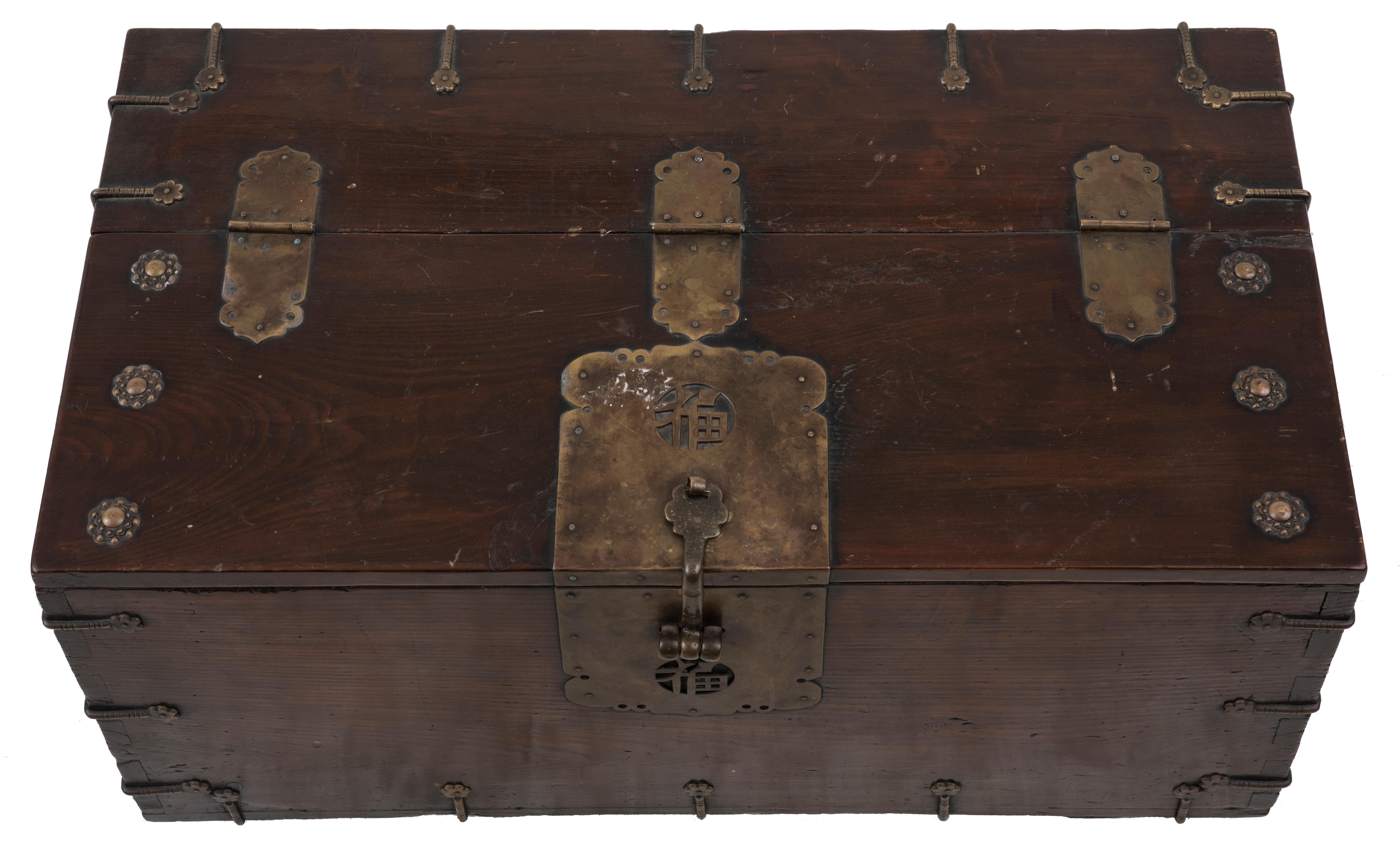 Old Chinese Chest in Wood with Decorations and Bronze Lock, 20th Century For Sale 3
