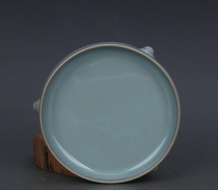 Cette assiette tripode classique chinoise en céladon Ru Kiln est une pièce extraordinaire de porcelaine chinoise ancienne, réputée pour son importance historique et son étonnante qualité d'exécution. Fabriquée sous la dynastie Song, cette assiette