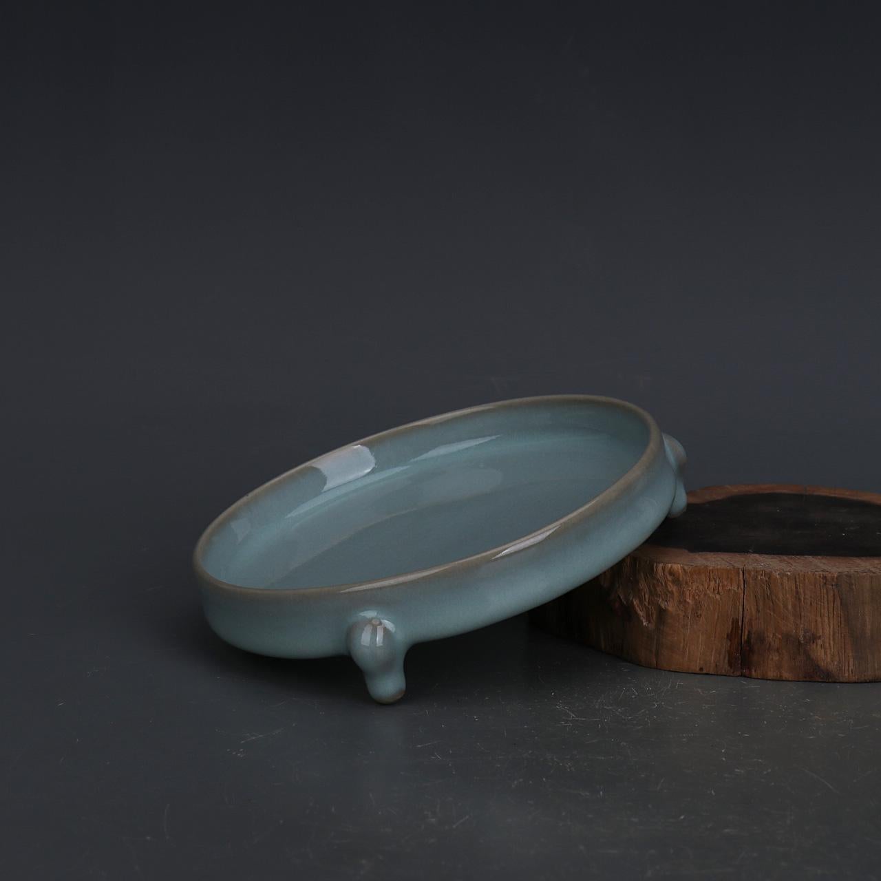 Ancienne assiette tripode chinoise Classic Ru Kiln Celadon État moyen - En vente à 景德镇市, CN