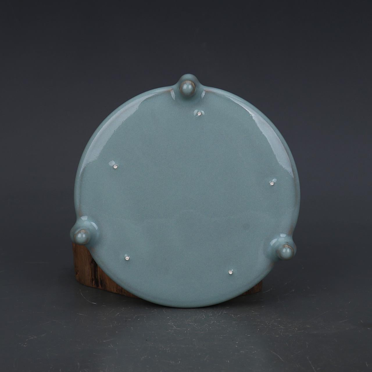 20ième siècle Ancienne assiette tripode chinoise Classic Ru Kiln Celadon en vente