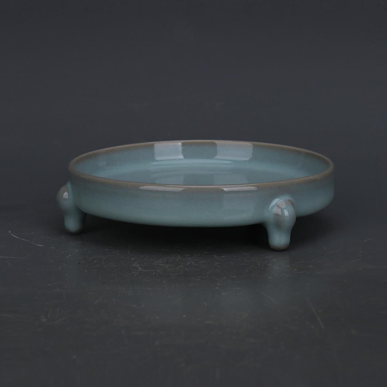 Porcelaine Ancienne assiette tripode chinoise Classic Ru Kiln Celadon en vente