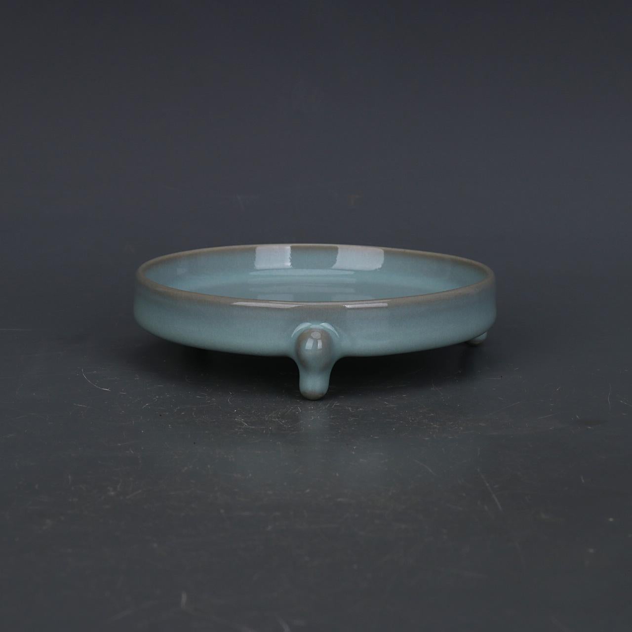Ancienne assiette tripode chinoise Classic Ru Kiln Celadon en vente 1