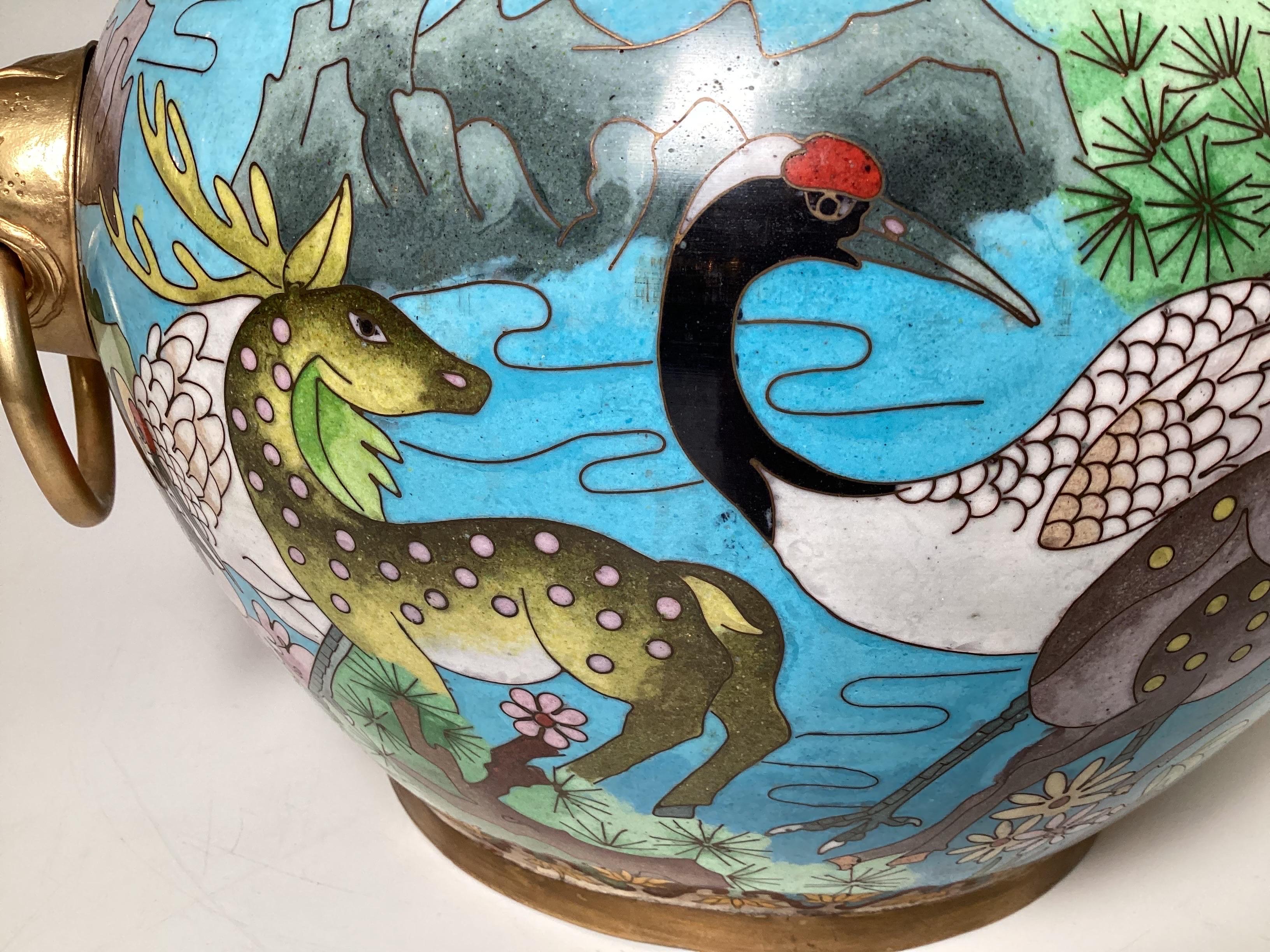 Chinois Ancienne jardinière chinoise cloisonnée à motif floral et animalier en vente