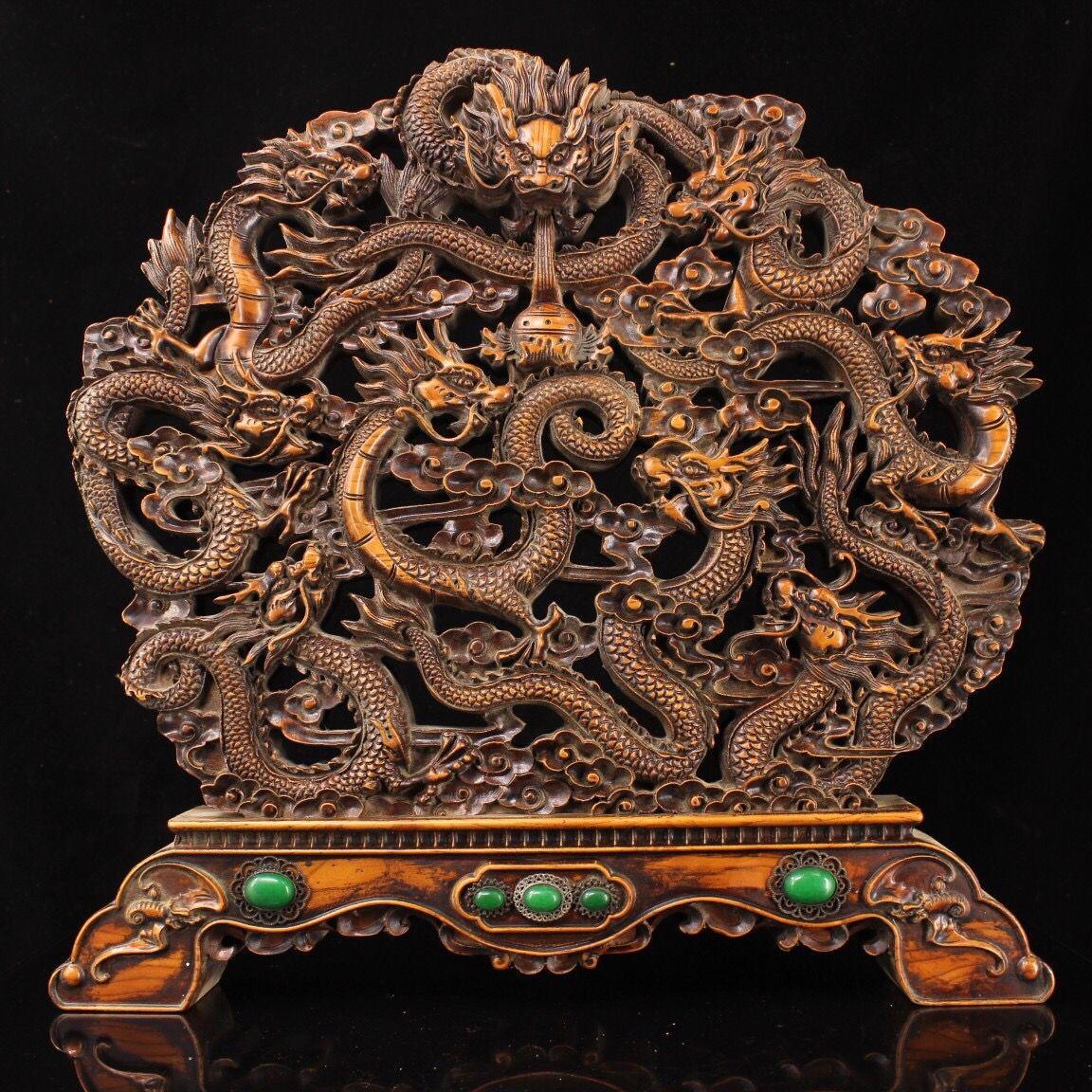Ancien paravent chinois en bois sculpté à la main à motif de neuf dragons - Un symbole majestueux de puissance et de prestige impérial

Cet ancien paravent chinois en bois sculpté à la main à motif de neuf dragons est un extraordinaire chef-d'œuvre