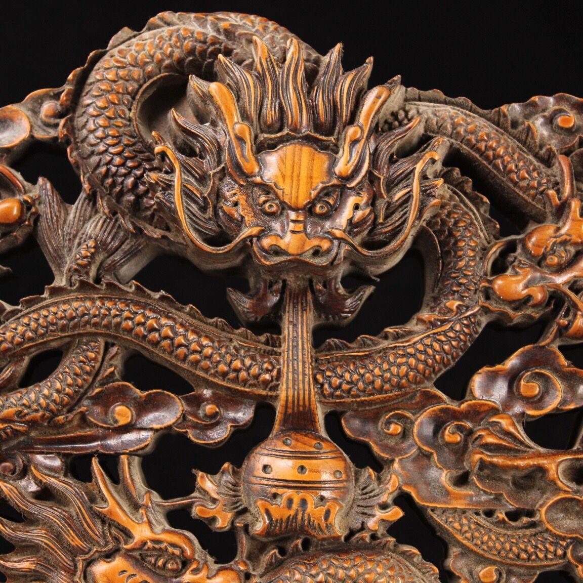 XIXe siècle Ancienne  Paravent chinois de 50 cm de grande taille en bois sculpté à la main représentant neuf dragons en vente