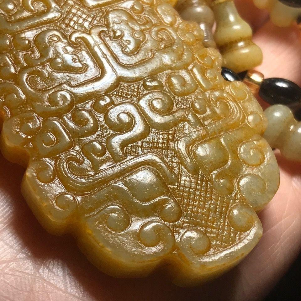 20ième siècle Ancien collier pendentif en jade Hetian sculpté représentant un masque de bêtes double face en vente