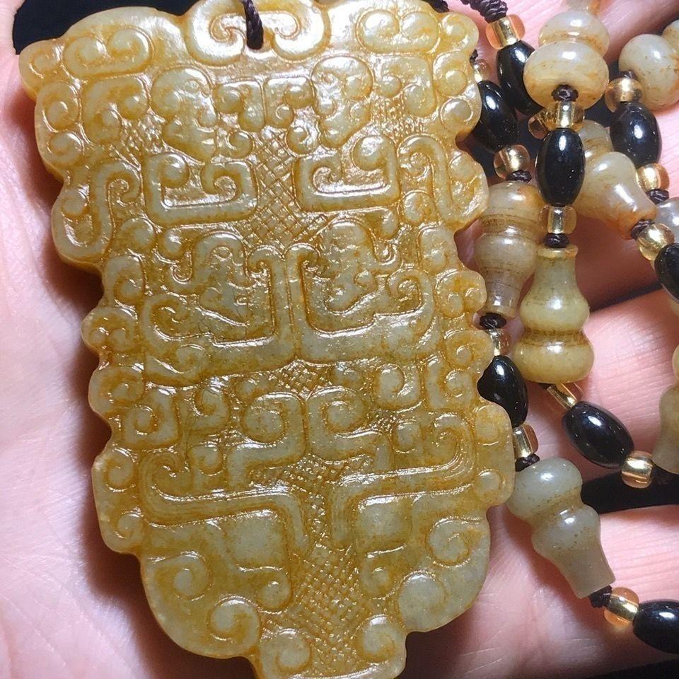 Jade Ancien collier pendentif en jade Hetian sculpté représentant un masque de bêtes double face en vente