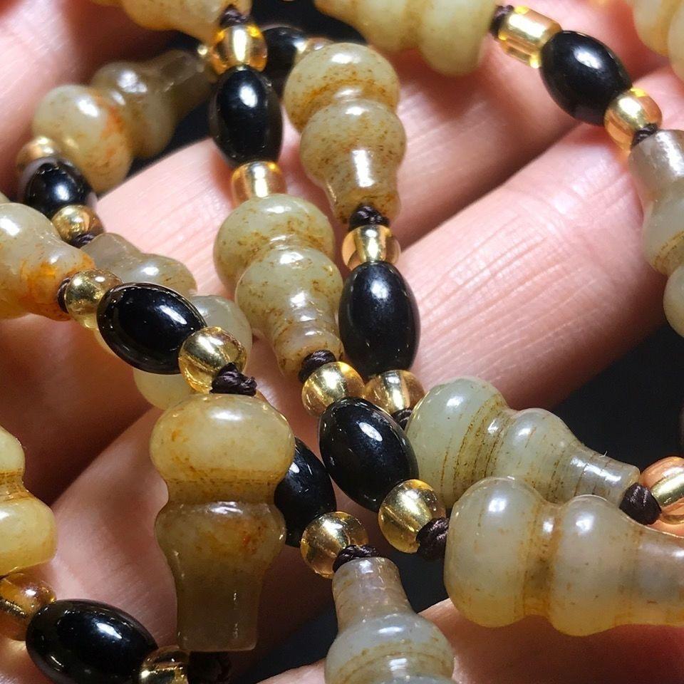 Ancien collier pendentif en jade Hetian sculpté représentant un masque de bêtes double face en vente 1