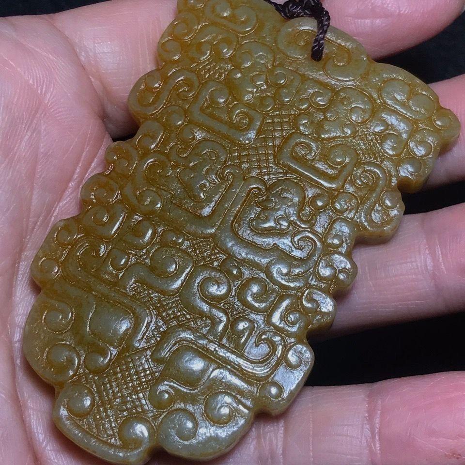 Ancien collier pendentif en jade Hetian sculpté représentant un masque de bêtes double face en vente 3
