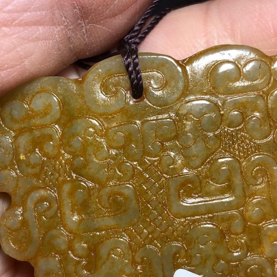 Ancien collier pendentif en jade Hetian sculpté représentant un masque de bêtes double face en vente 4