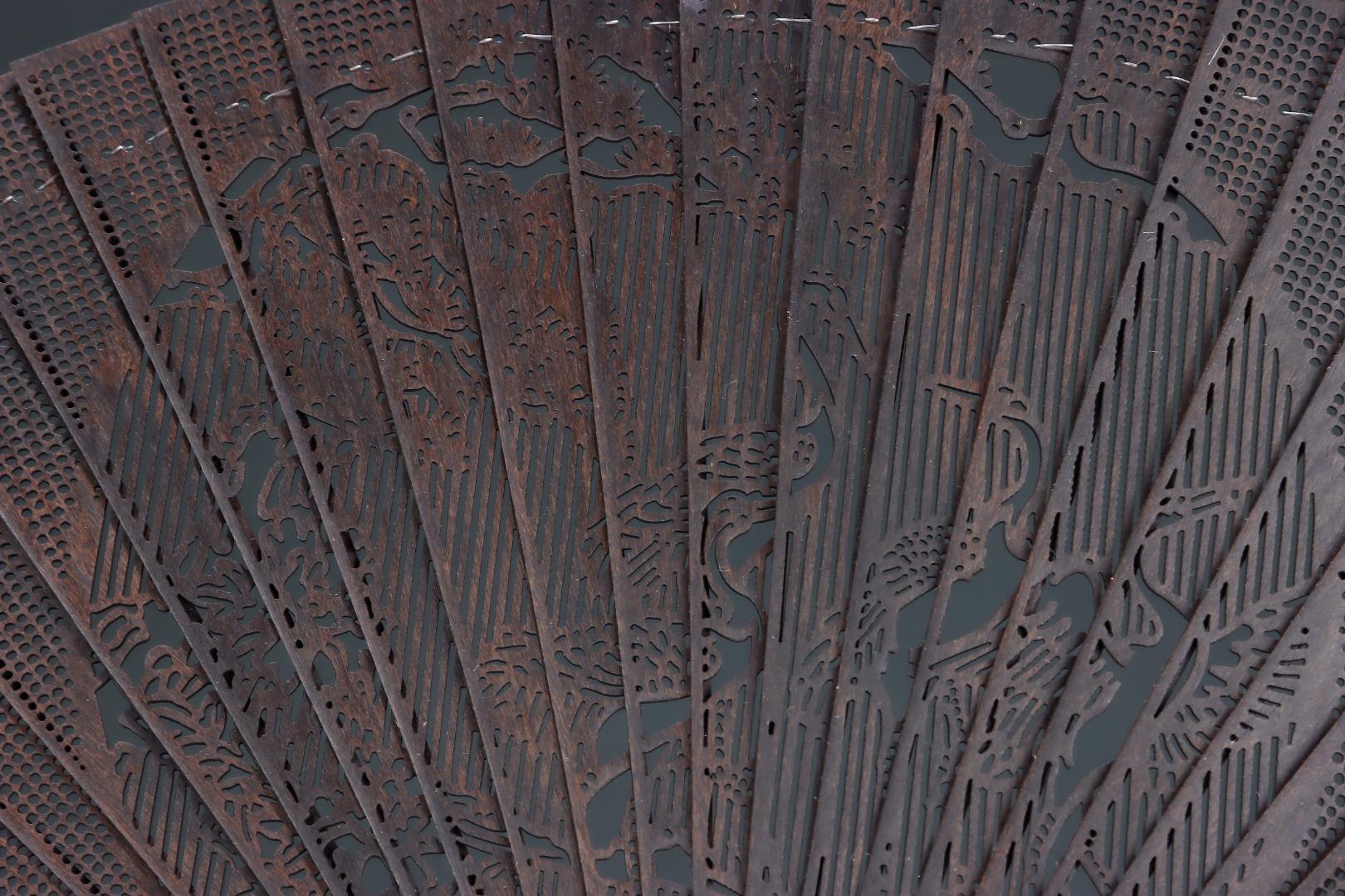Ancienne paire d'éventails impériaux chinois sculptés en bois d'agar en vente 5