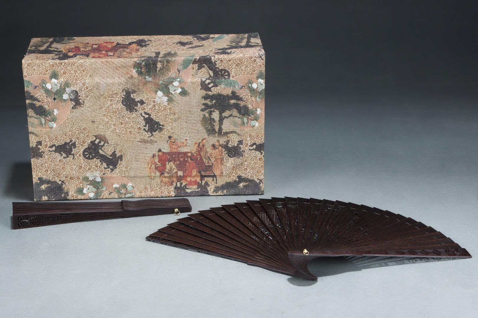 20ième siècle Ancienne paire d'éventails impériaux chinois sculptés en bois d'agar en vente