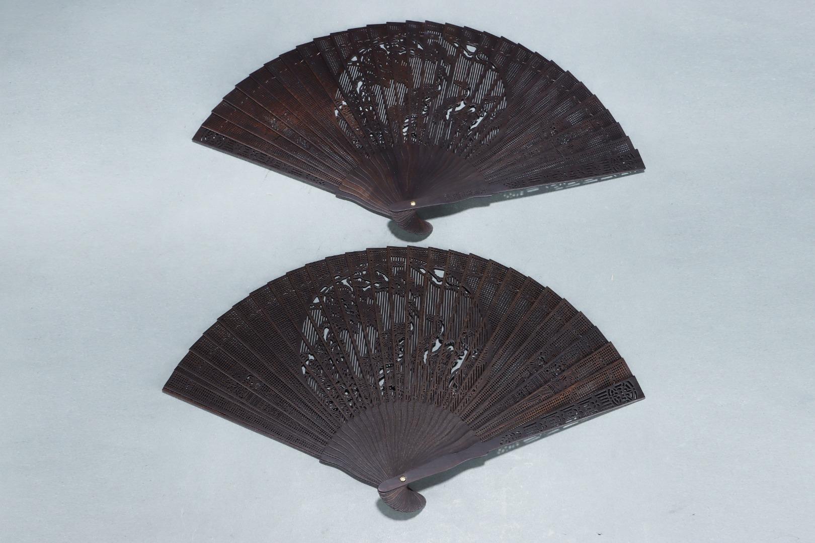 Bois Ancienne paire d'éventails impériaux chinois sculptés en bois d'agar en vente