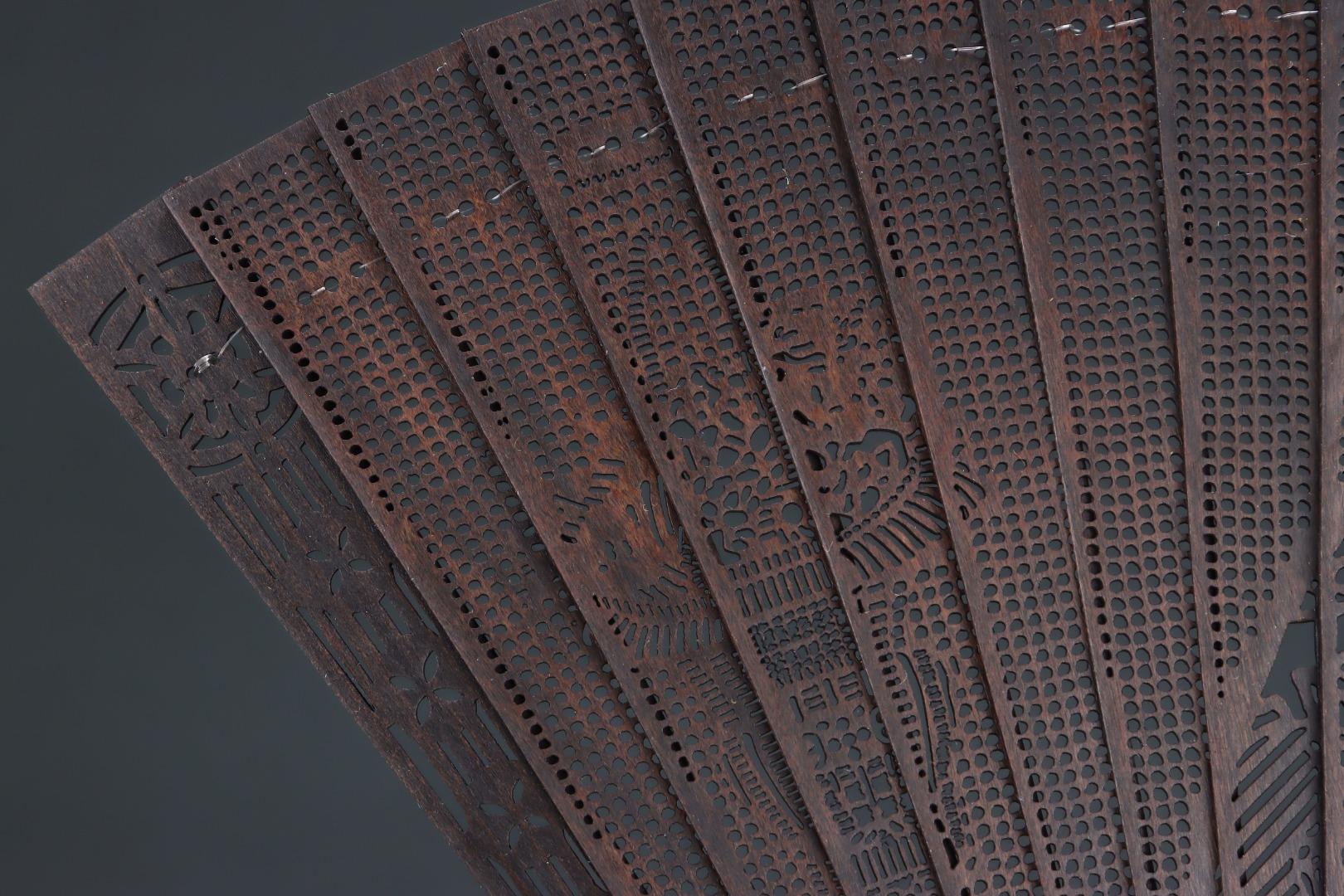 Ancienne paire d'éventails impériaux chinois sculptés en bois d'agar en vente 1