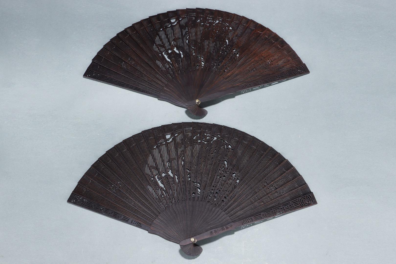 Ancienne paire d'éventails impériaux chinois sculptés en bois d'agar en vente 2