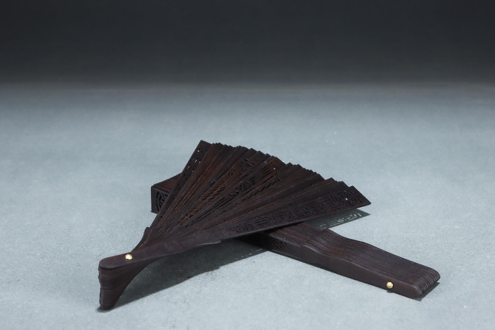 Ancienne paire d'éventails impériaux chinois sculptés en bois d'agar en vente 3