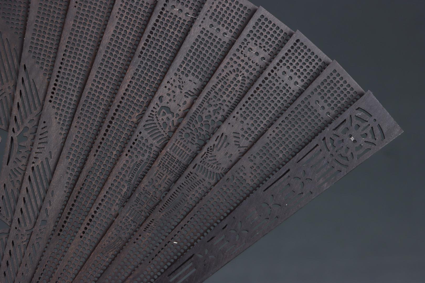 Ancienne paire d'éventails impériaux chinois sculptés en bois d'agar en vente 4