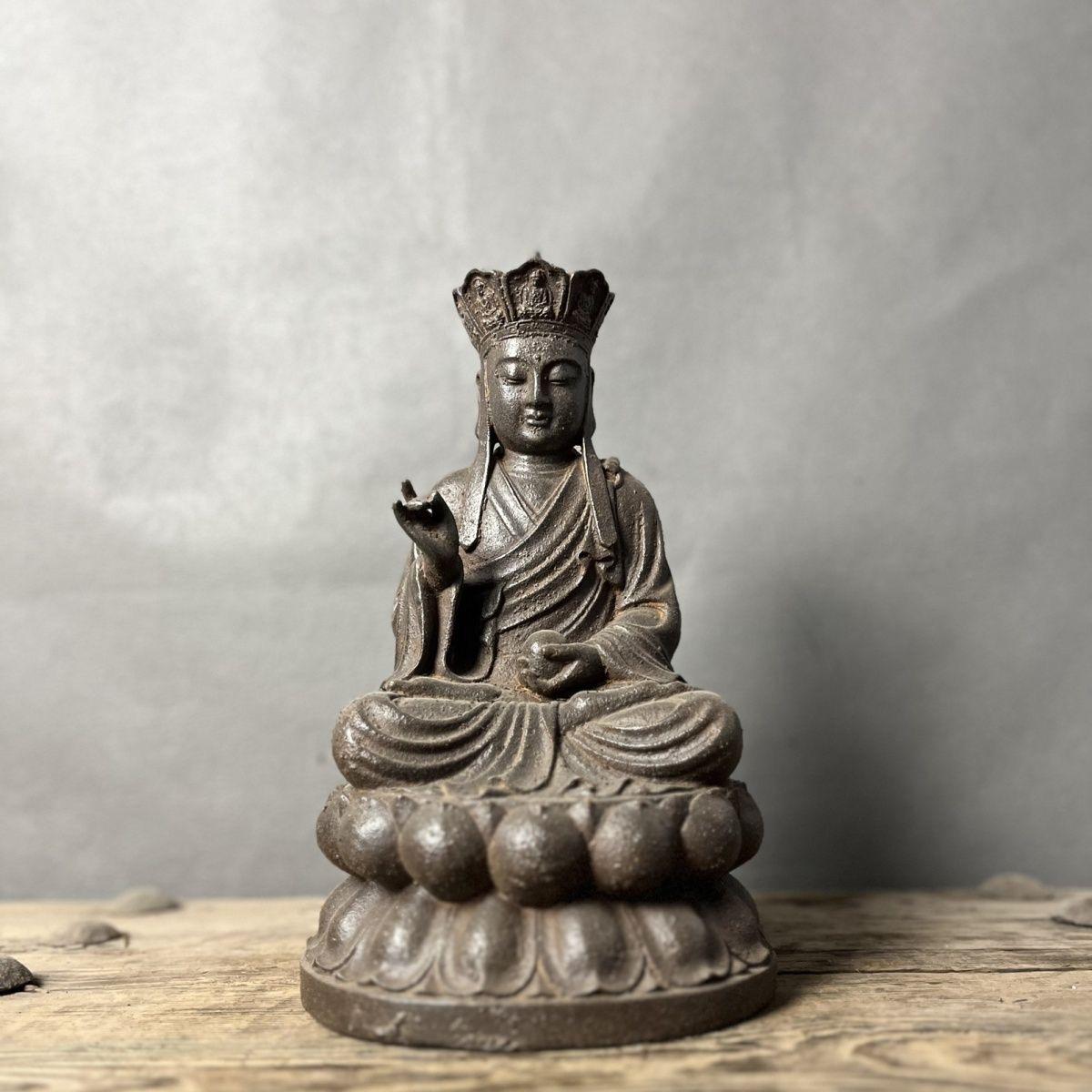 Statue chinoise de Bodhisattva Kṣitigarbha assis en fer - Gardien des âmes et symbole de la compassion

Honorez les profondes traditions spirituelles de l'Asie de l'Est avec cette statue en fer de la Chine ancienne représentant le bodhisattva
