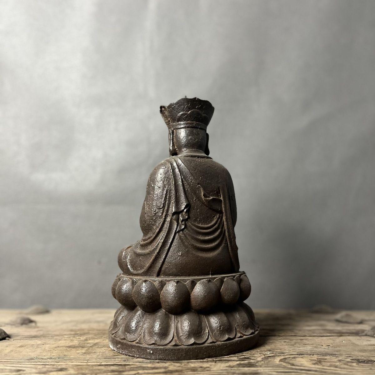 20ième siècle Ancienne statue chinoise de Bouddha Bodhisattva assis en fer Kṣitigarbha en vente