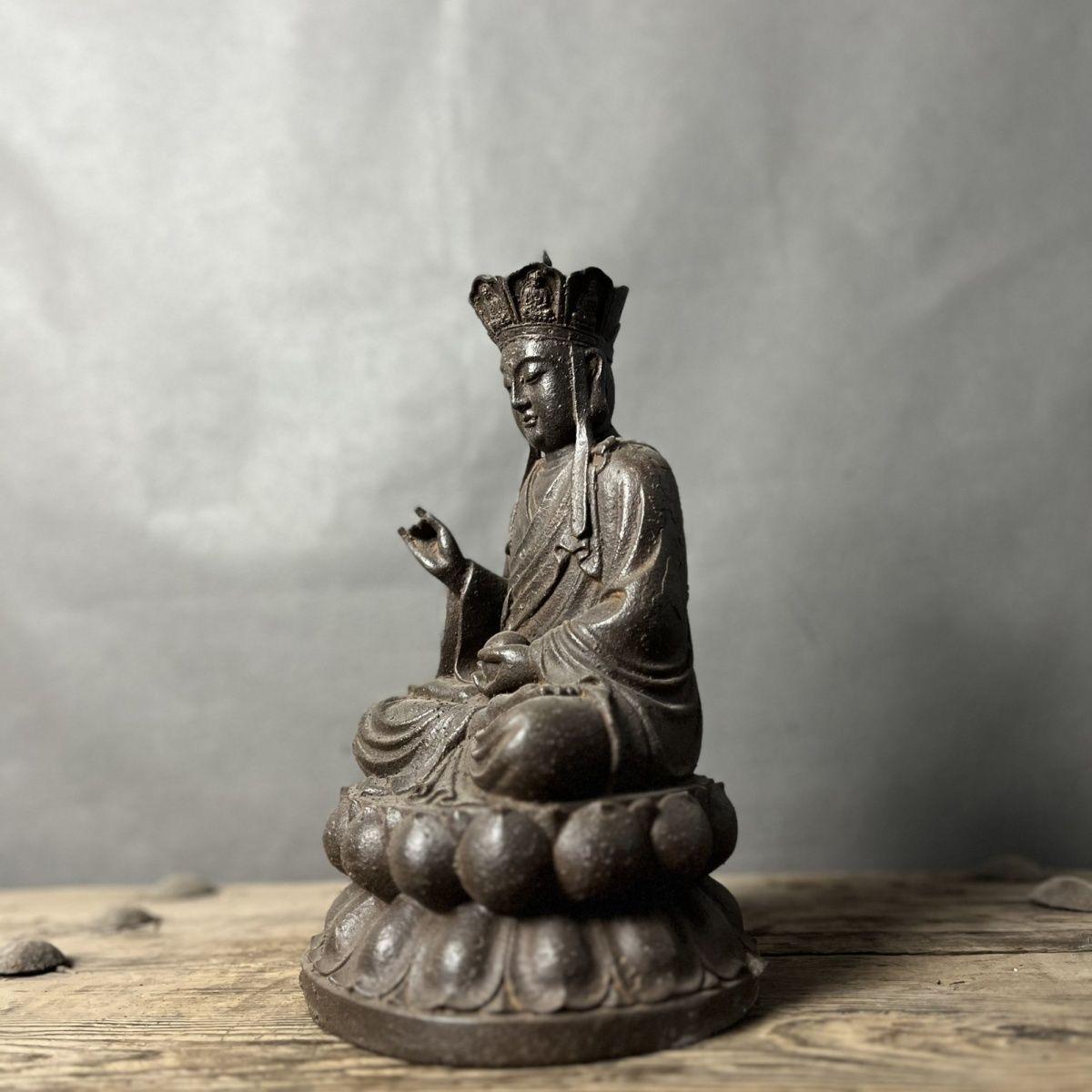 Fer Ancienne statue chinoise de Bouddha Bodhisattva assis en fer Kṣitigarbha en vente