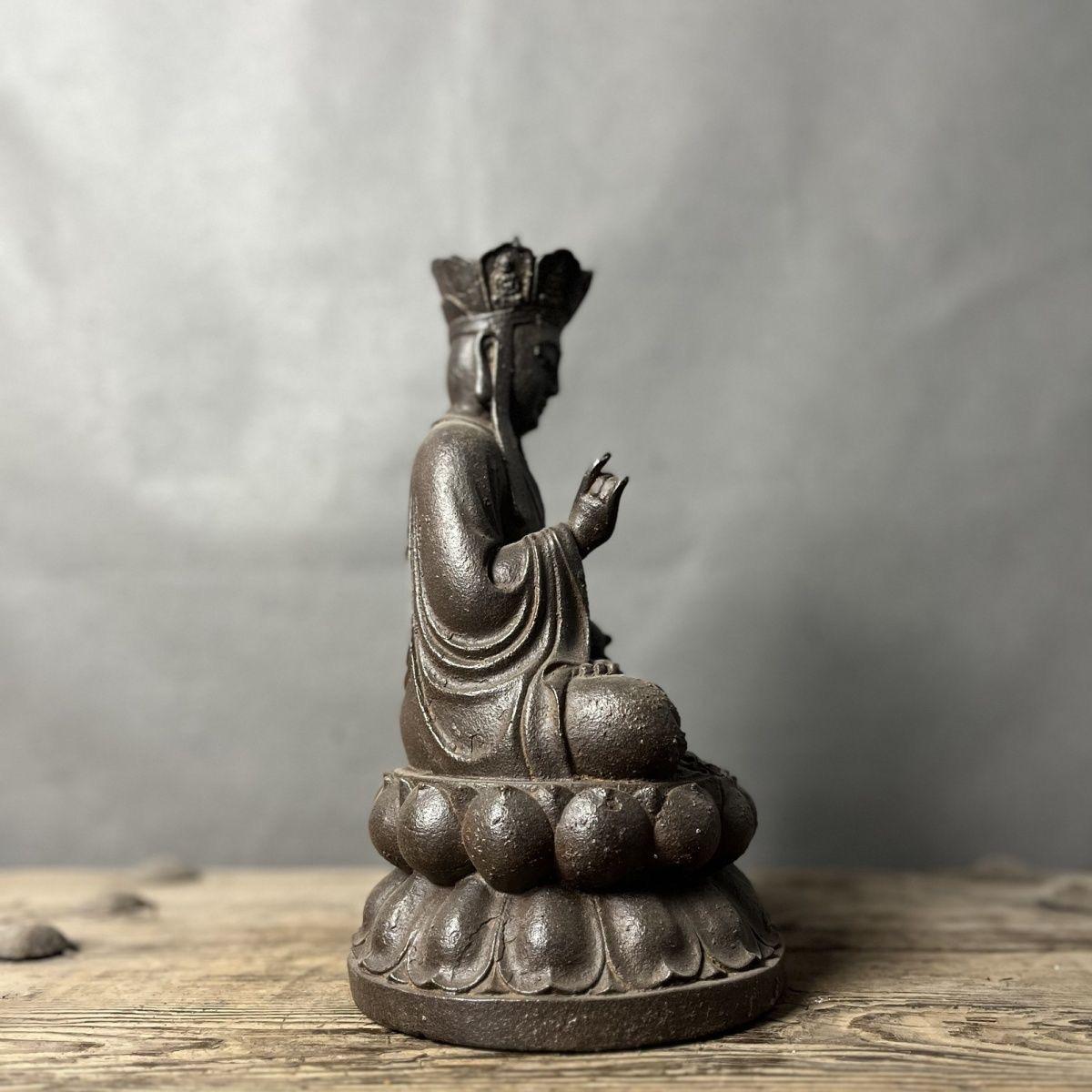 Ancienne statue chinoise de Bouddha Bodhisattva assis en fer Kṣitigarbha en vente 1